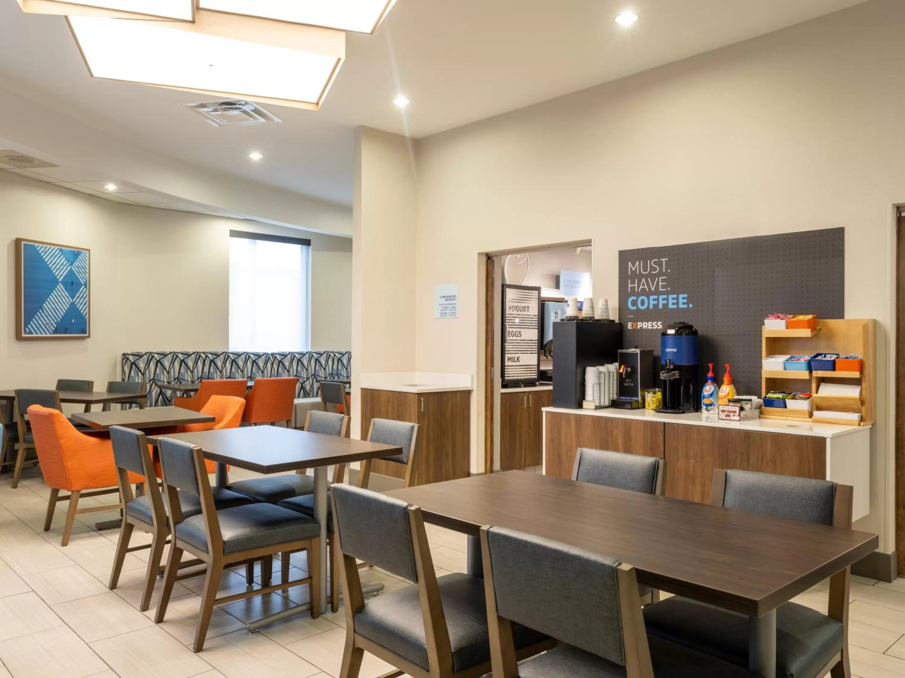 Seating area in Holiday Inn Express & Suites Greensboro - I-40 atWendover by IHG