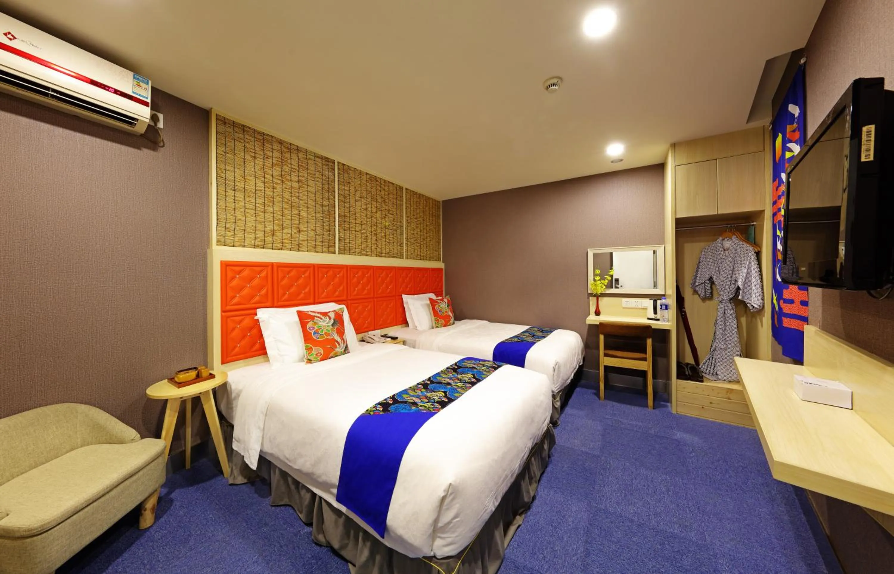 Photo of the whole room, Bed in Guangzhou The Royal Garden Hotel