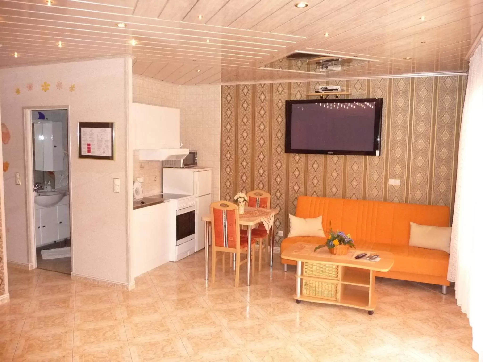 Seating area, TV/Entertainment Center in Central Hotel