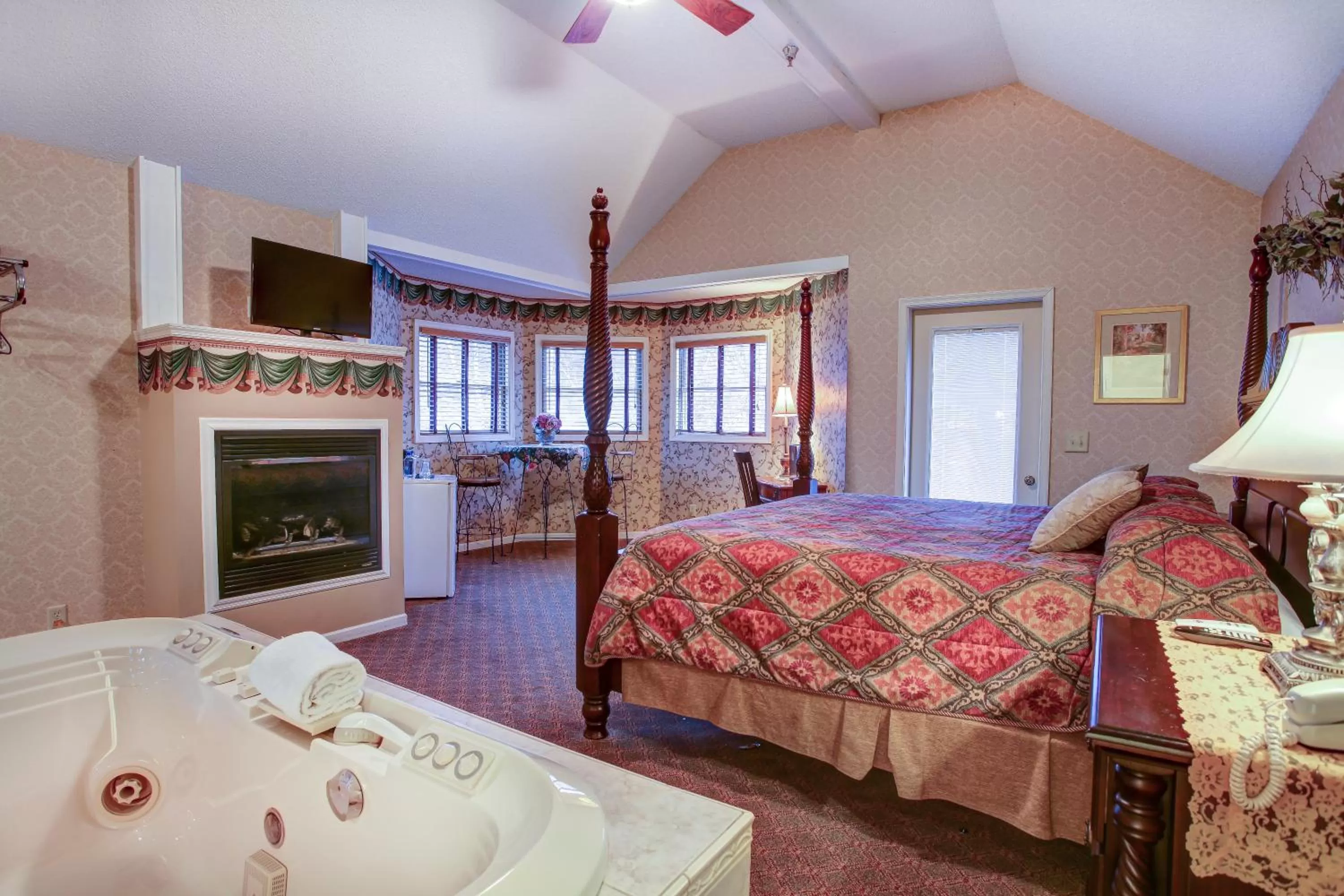 Bedroom, Bed in Afton House Inn