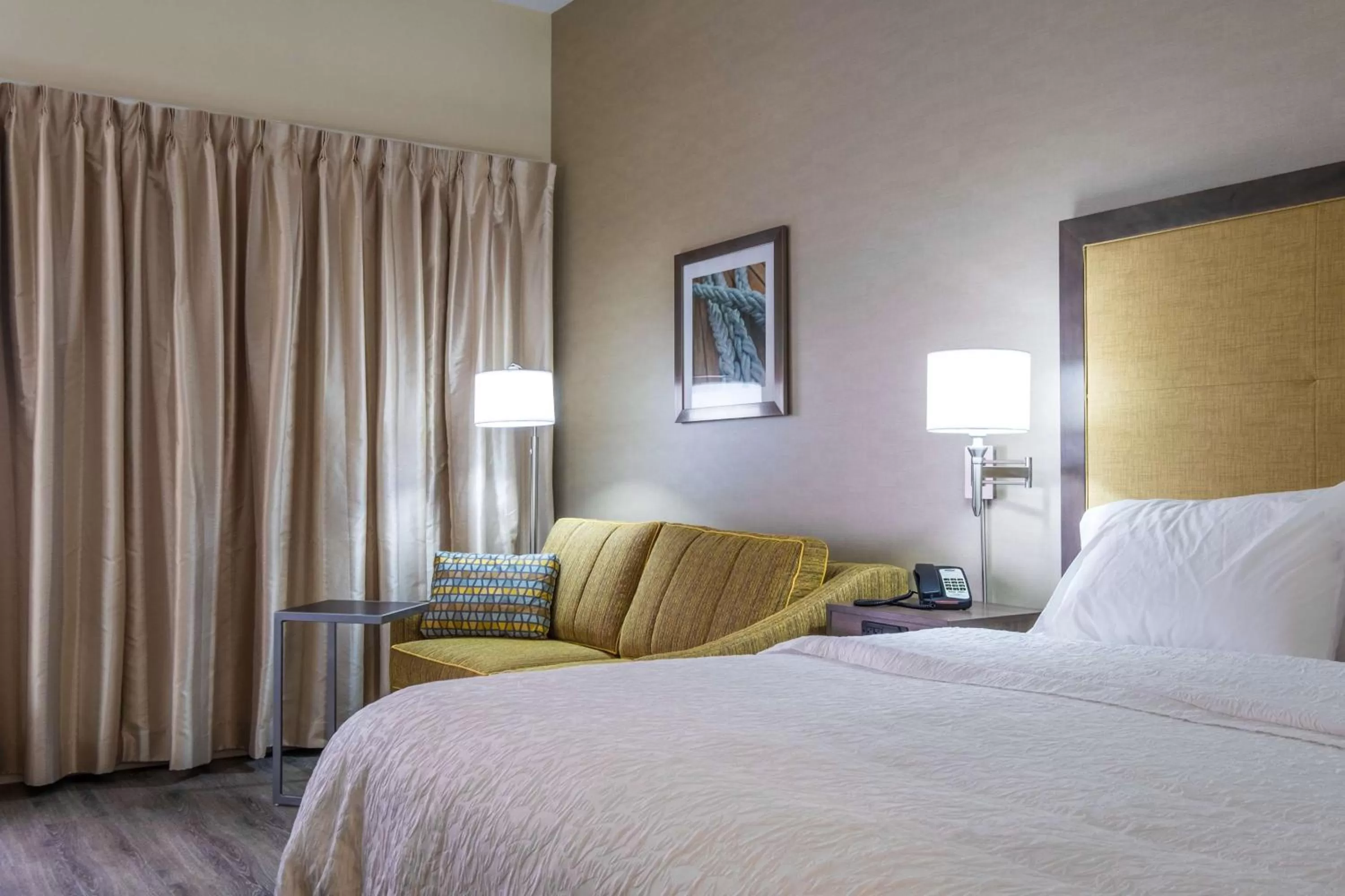 Living room, Bed in Hampton Inn Freeport/Brunswick