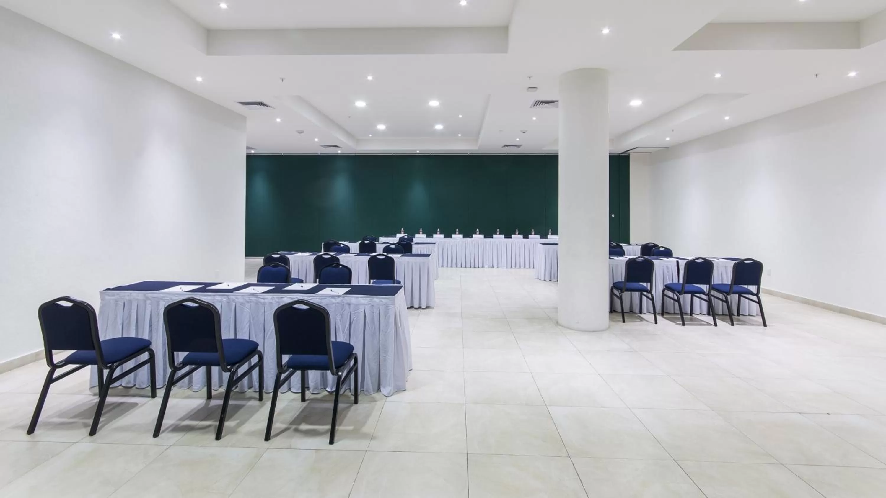 Meeting/conference room in Holiday Inn Express Xalapa by IHG