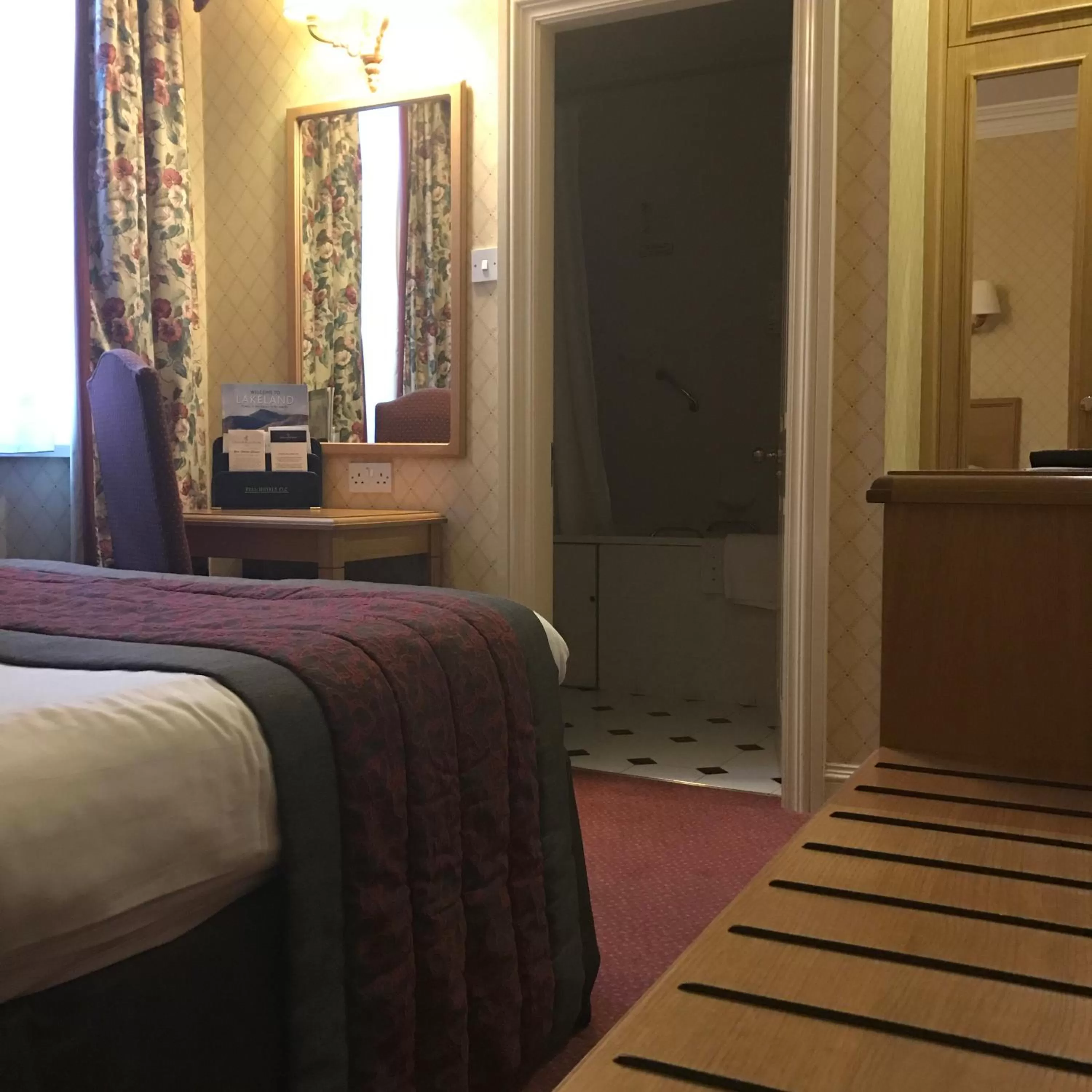 Bedroom, Bed in Crown & Mitre Hotel