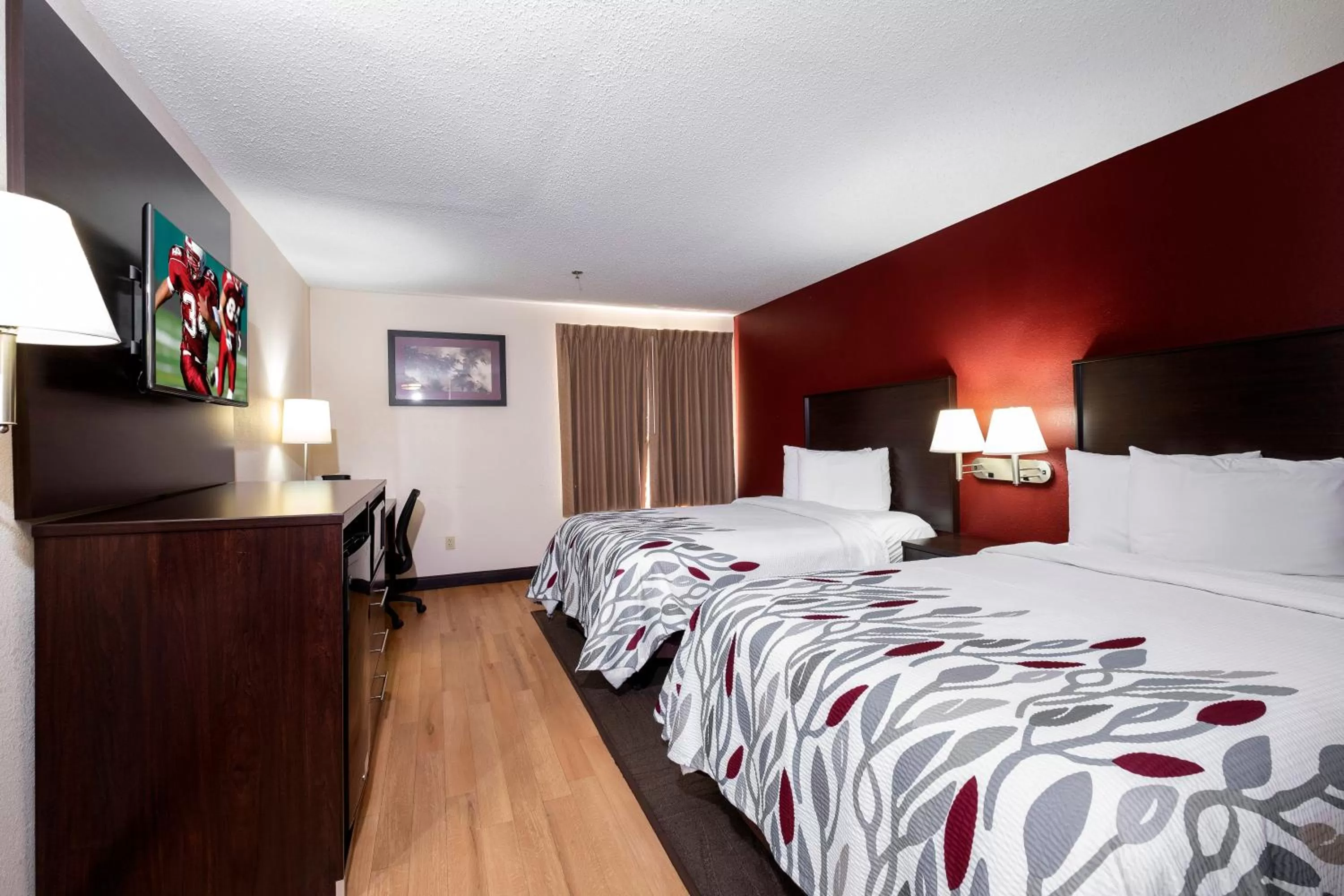 Photo of the whole room, Bed in Red Roof Inn & Suites Dover Downtown