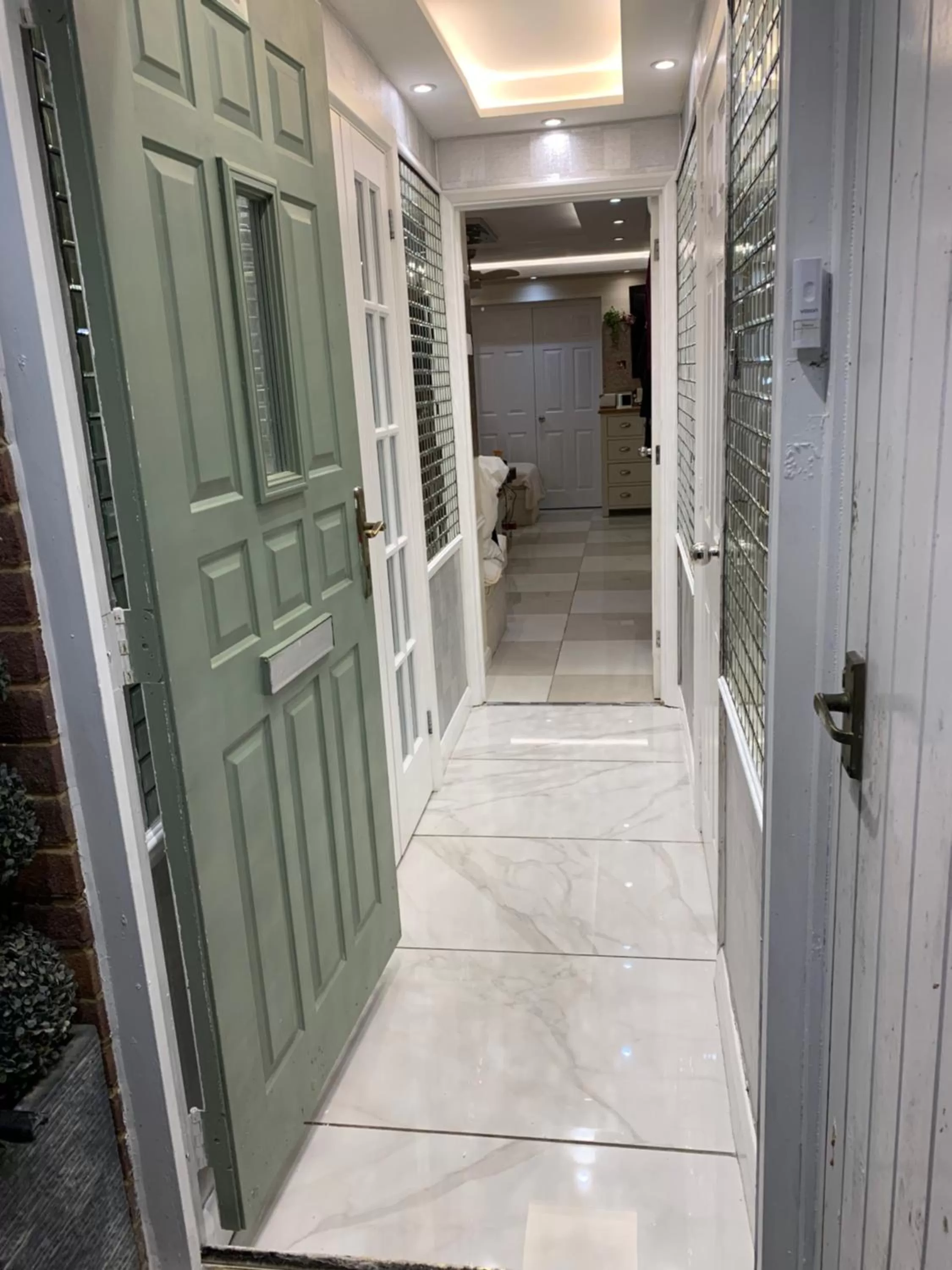 Facade/entrance in Double Bedroom w Ensuite Bathroom Near Grand Union Canal for Family and Friends