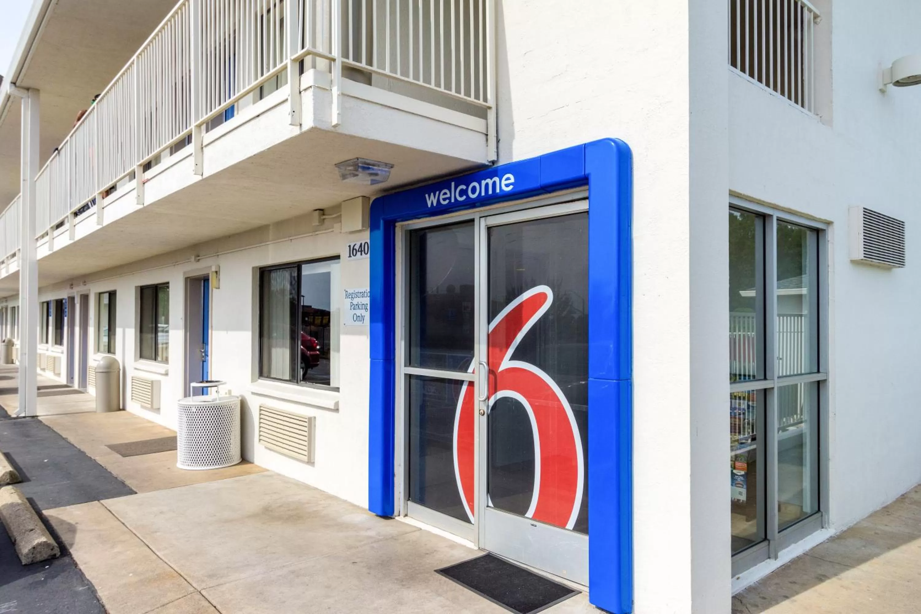 Facade/entrance in Motel 6-Redding, CA - Central