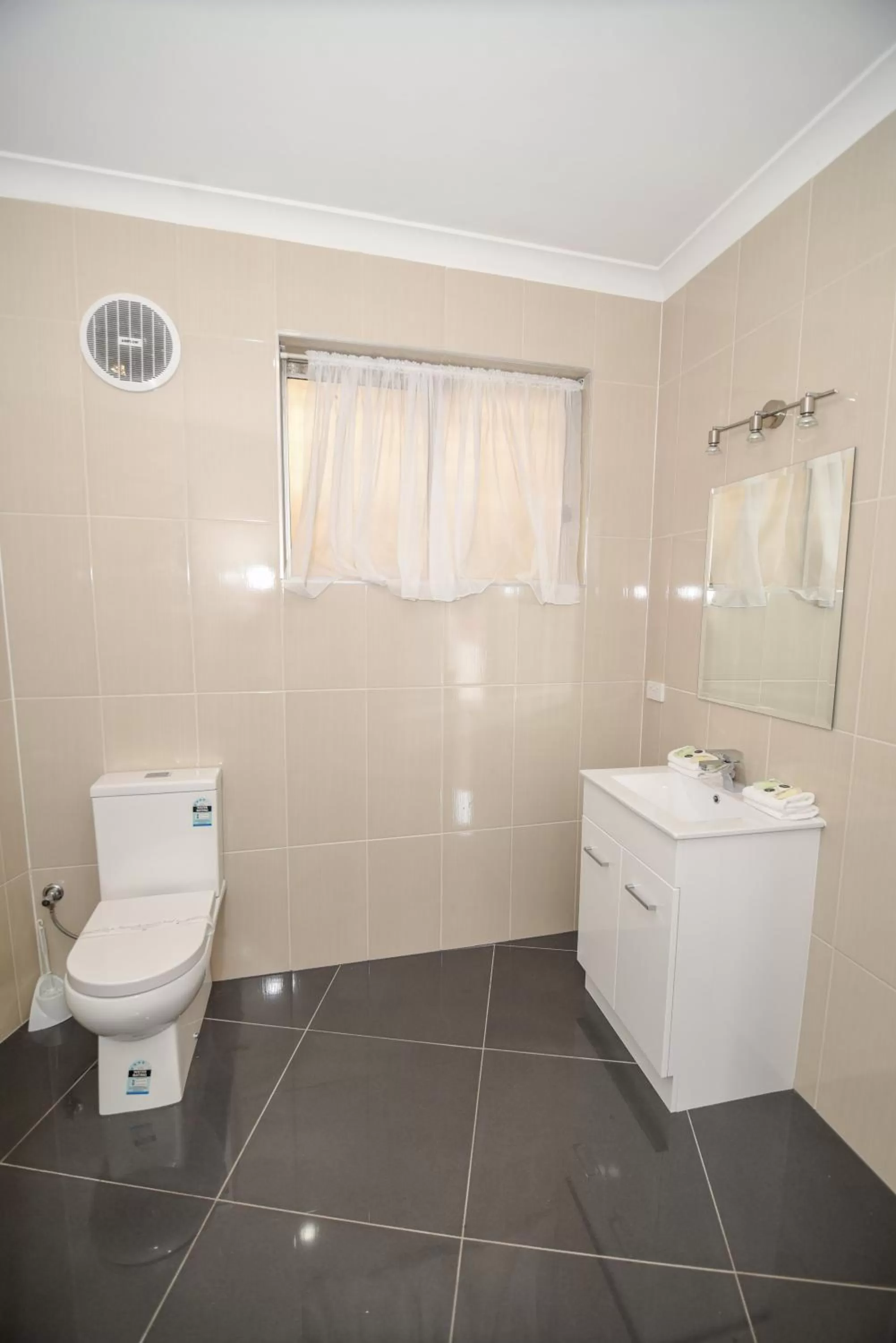 Bathroom in Dandenong Motel