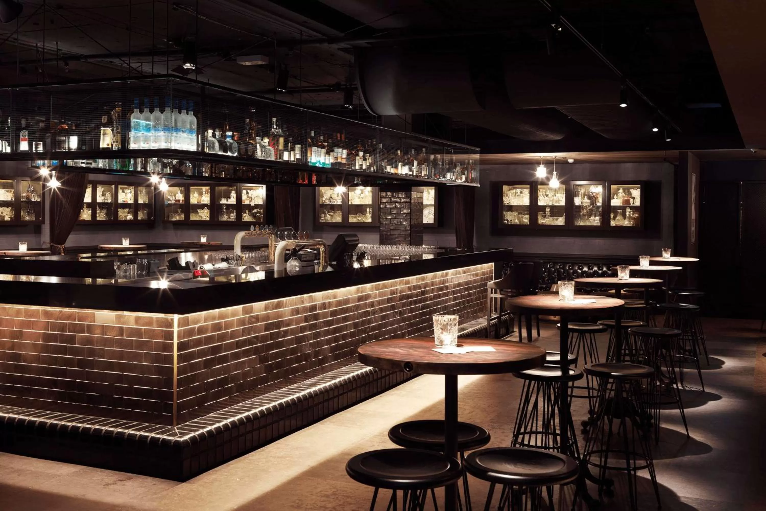 Lounge or bar in QT Canberra