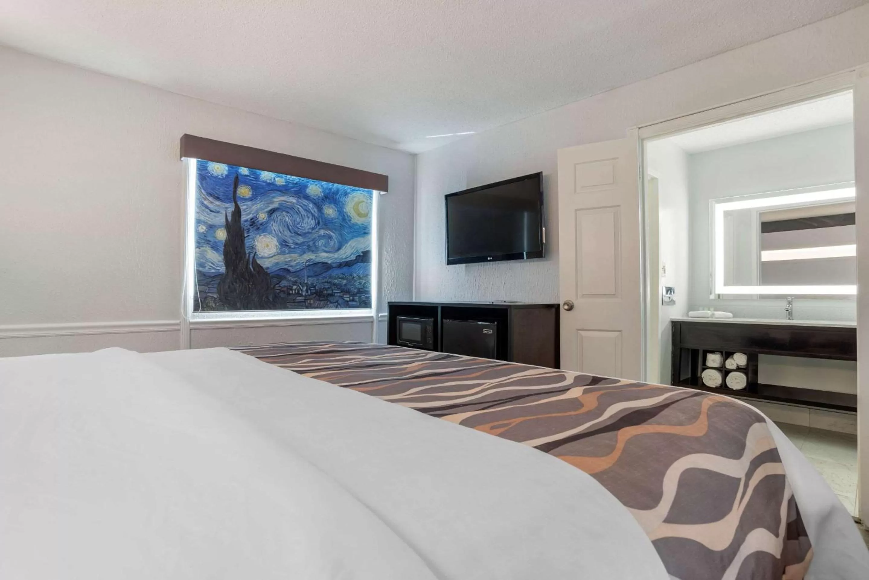 Photo of the whole room, Bed in Baymont by Wyndham Montgomery AL