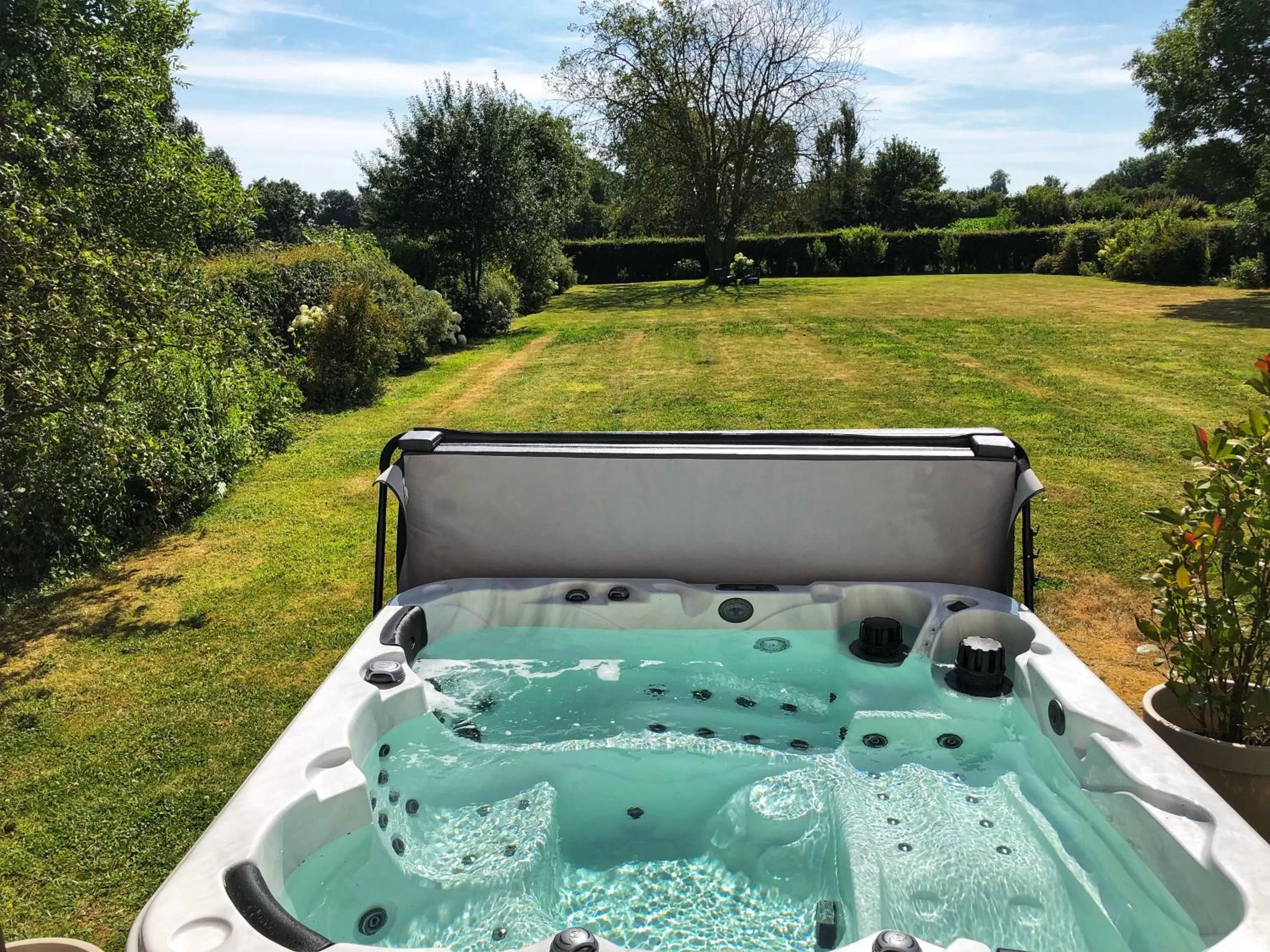 Hot Tub in Maison De Plumes