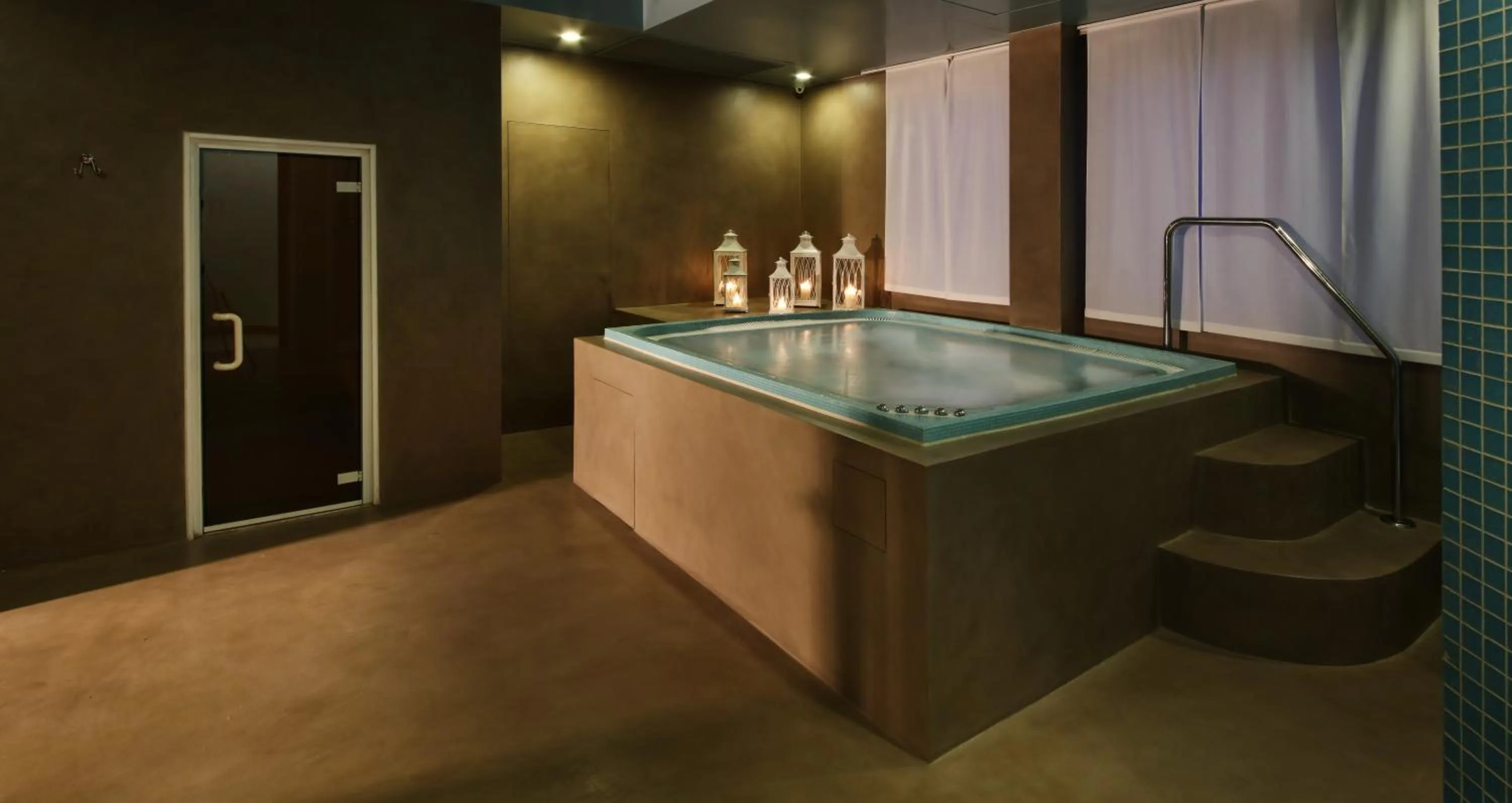 Hot Tub in Hotel Savoy Palace