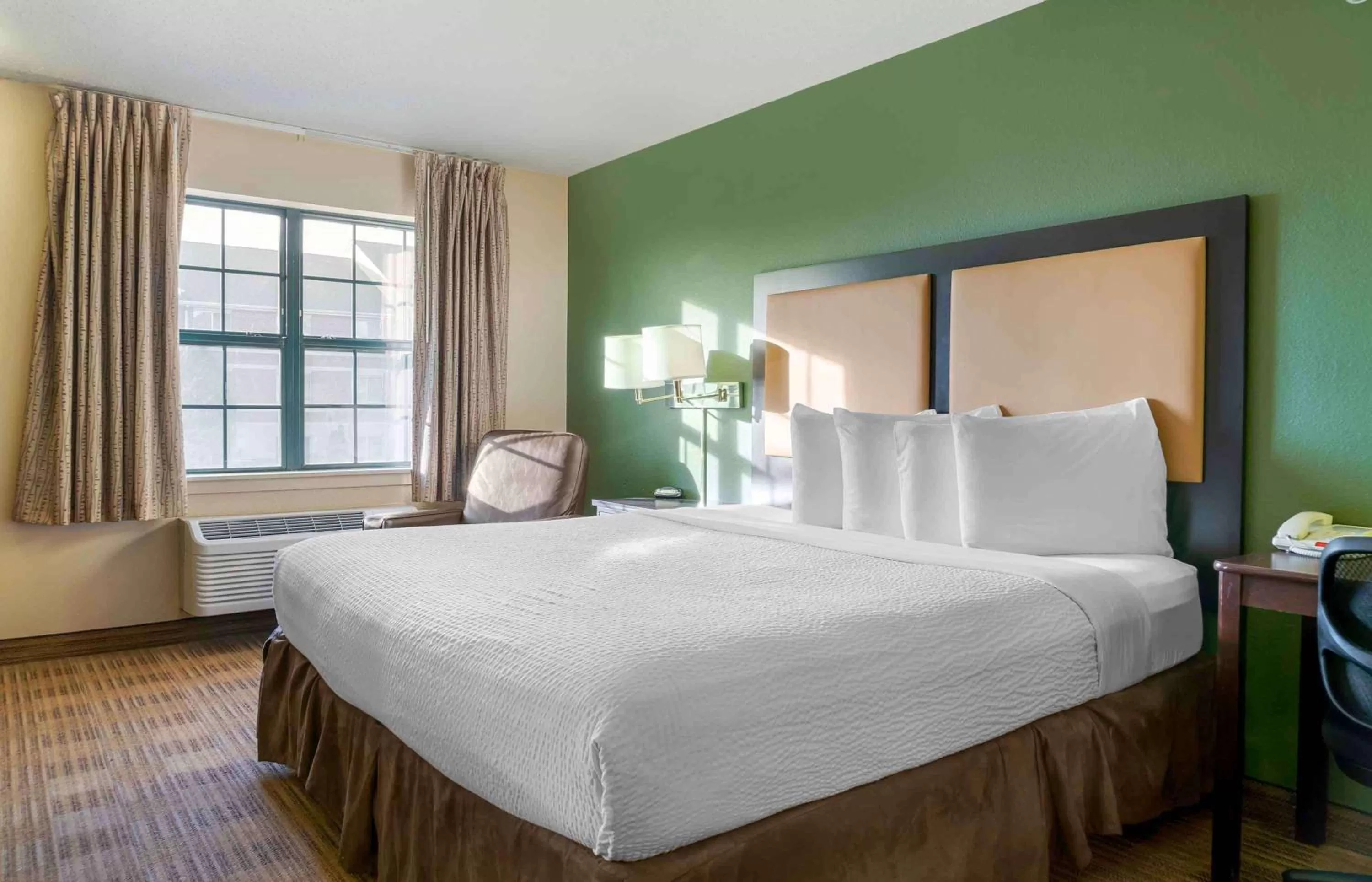 Bedroom, Bed in Extended Stay America Select Suites - Detroit - Farmington Hills