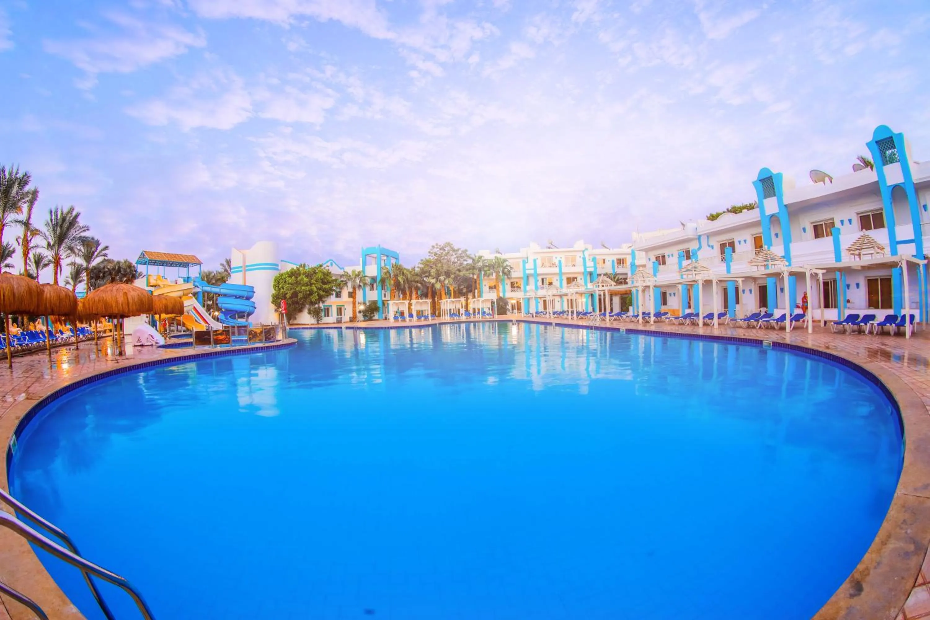 Swimming pool in Mirage Bay Resort & Aqua Park