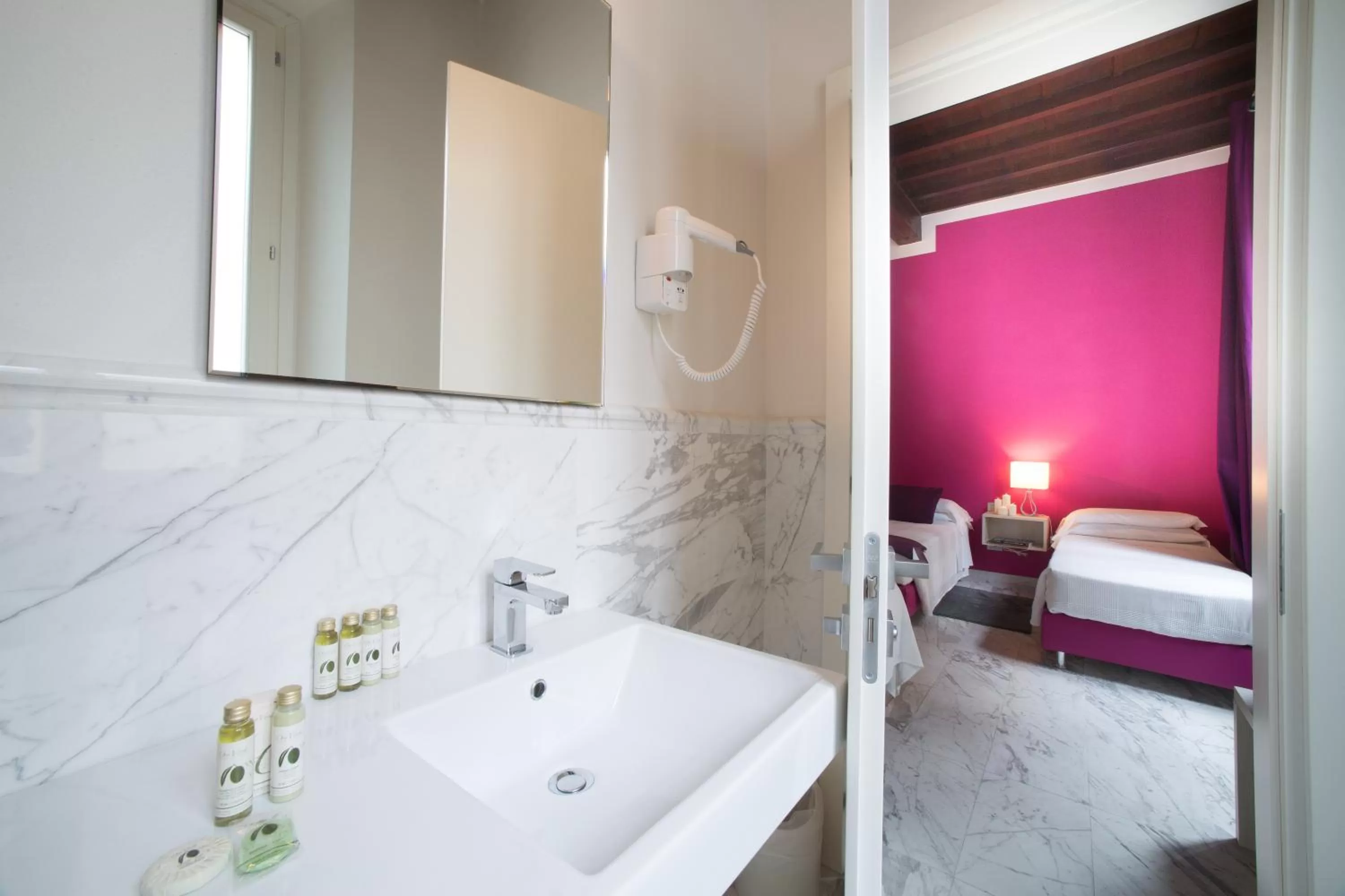 Bathroom, Bed in Hotel Boston