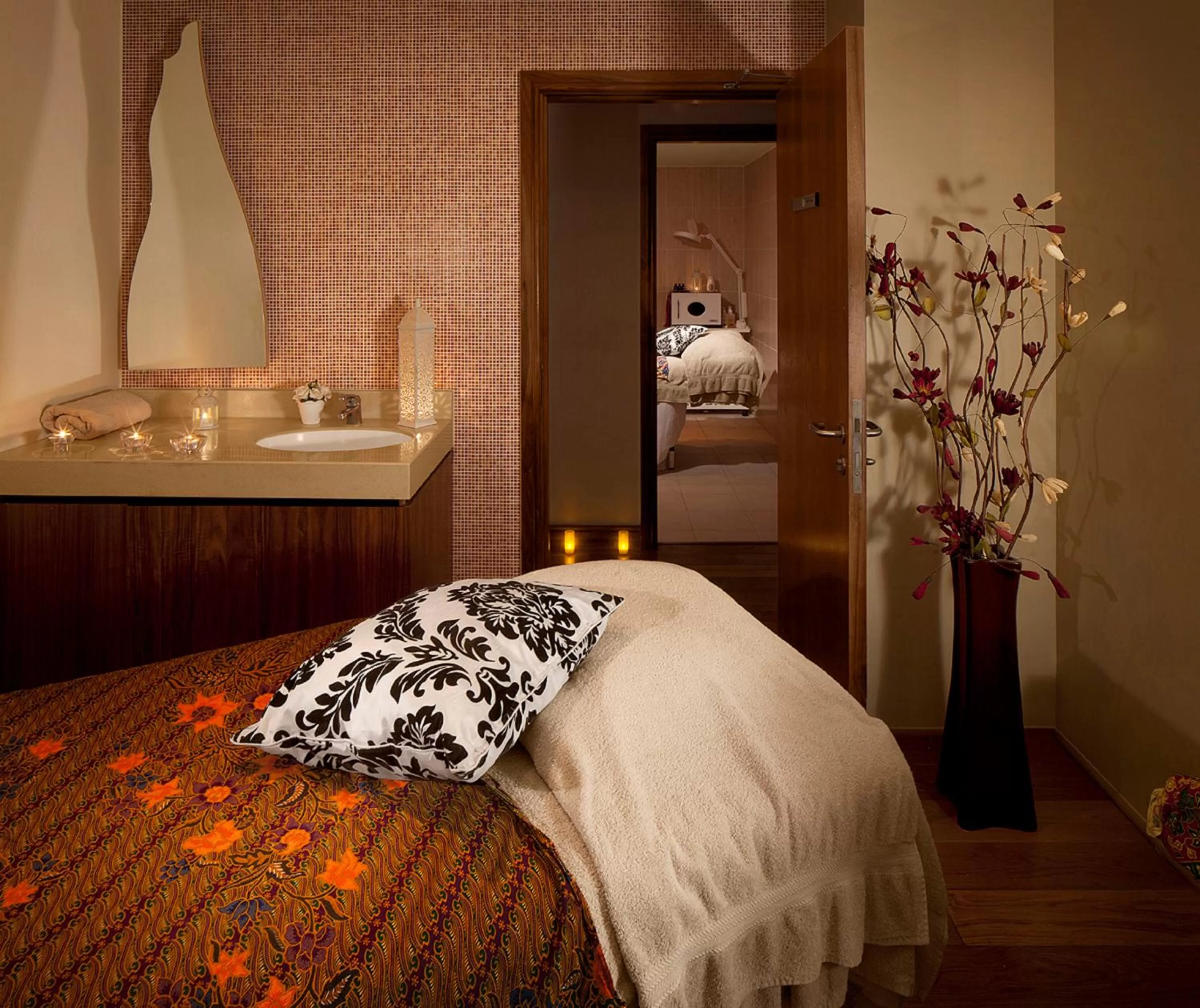 Area and facilities, Bed in Radisson Blu Hotel, Cork