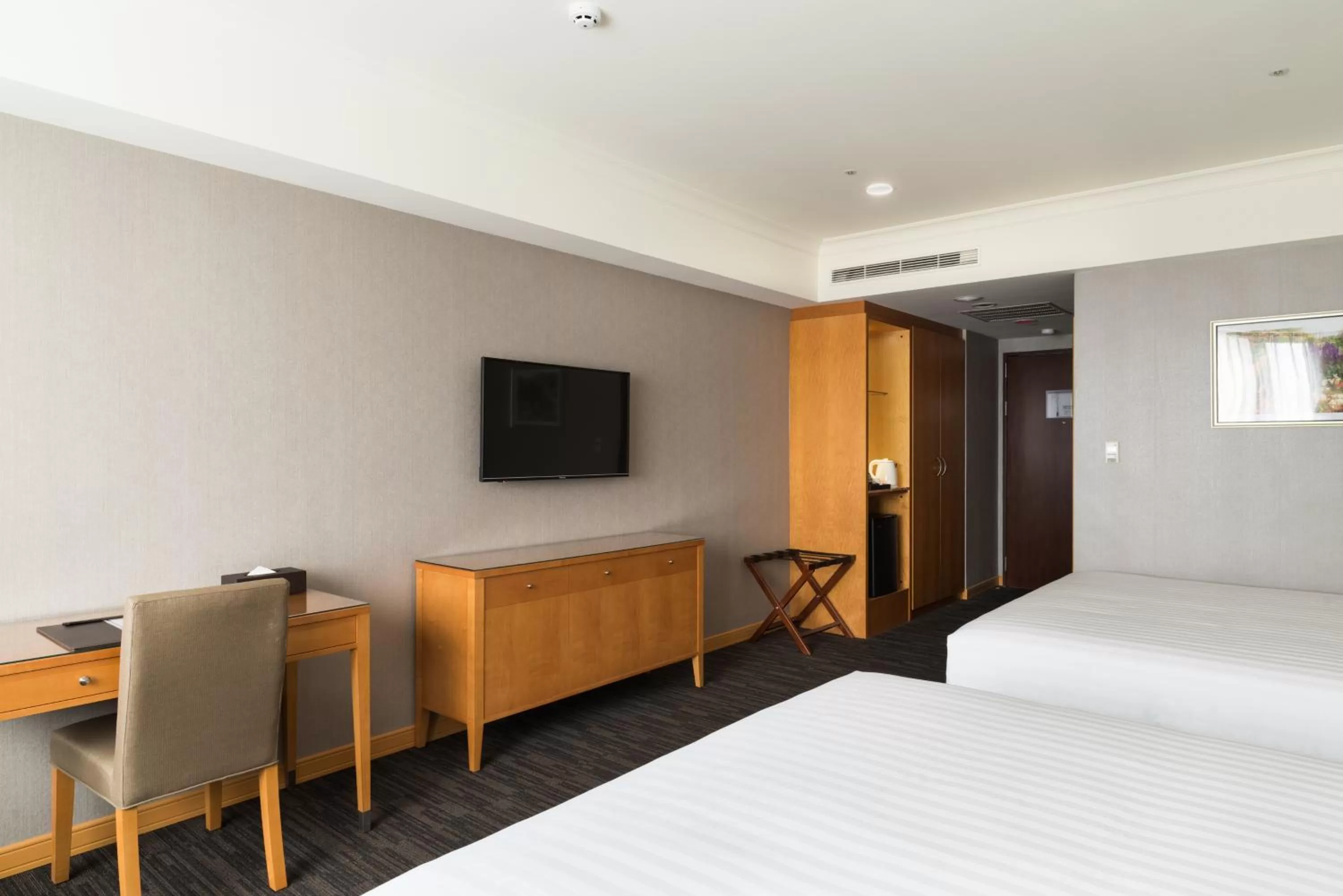 Photo of the whole room, Bed in Fushin Hotel Taipei