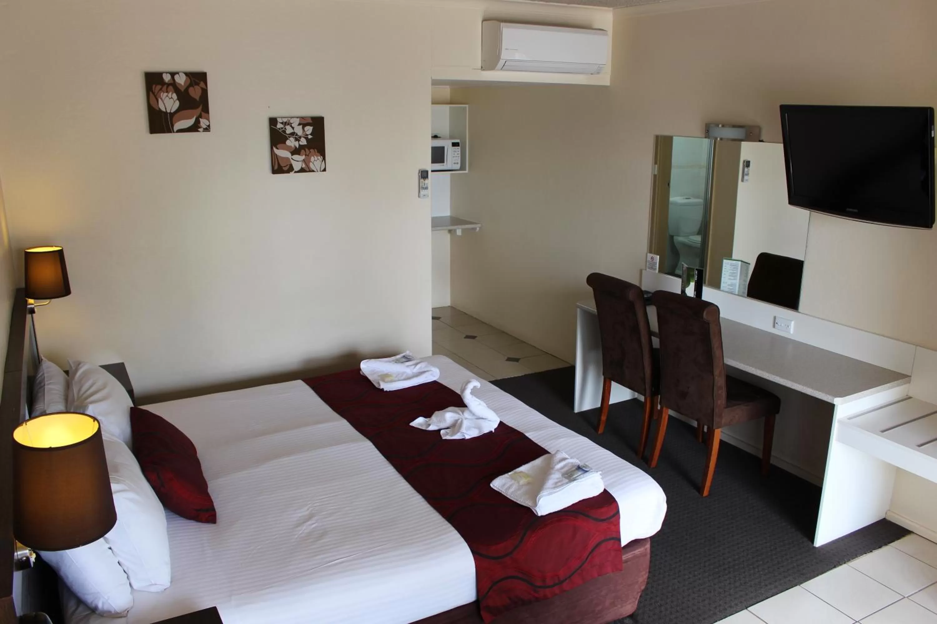 Bedroom, Bed in Golden West Motor Inn