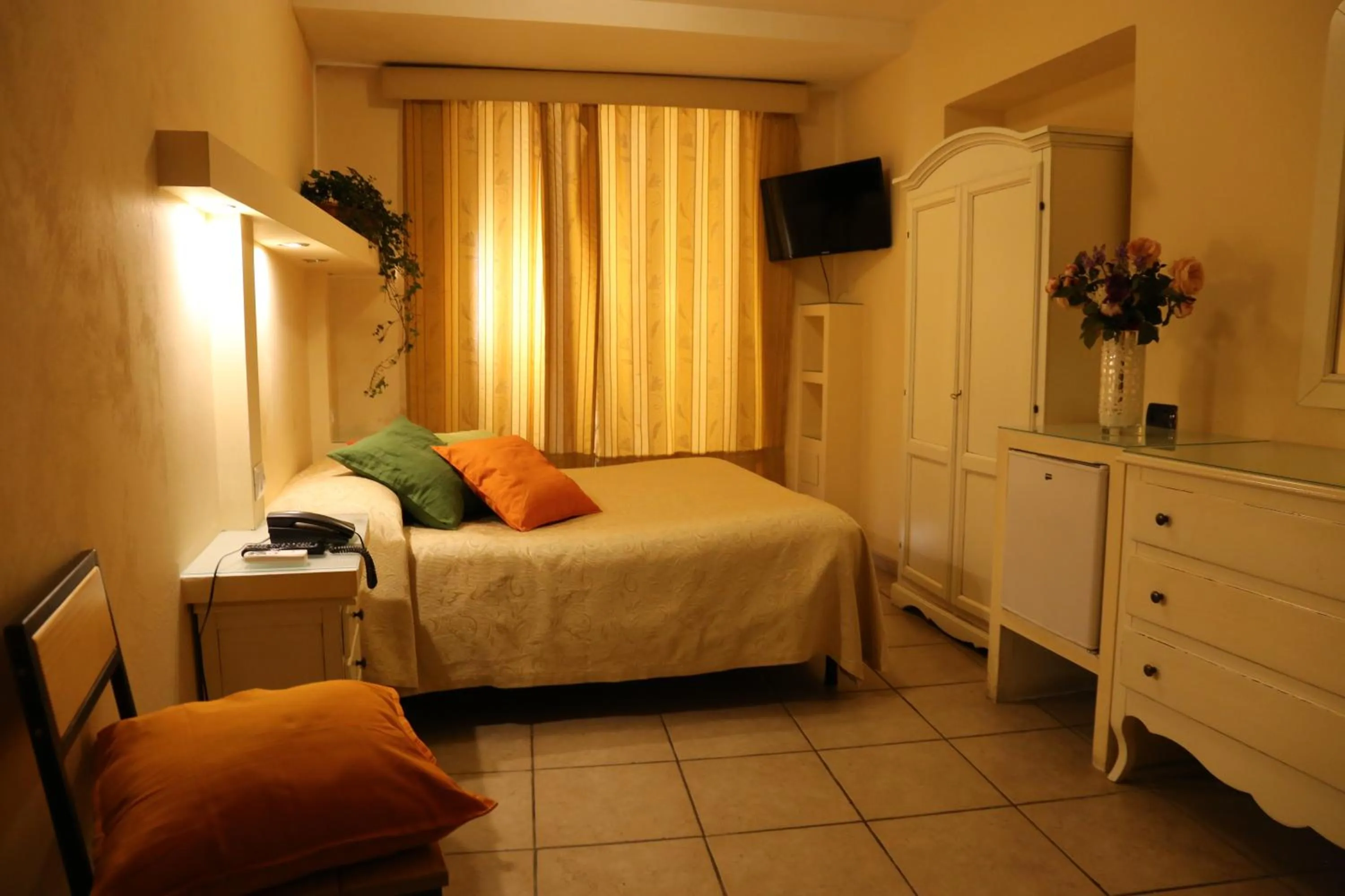 Balcony/Terrace, Bed in Albergo Del Centro Storico