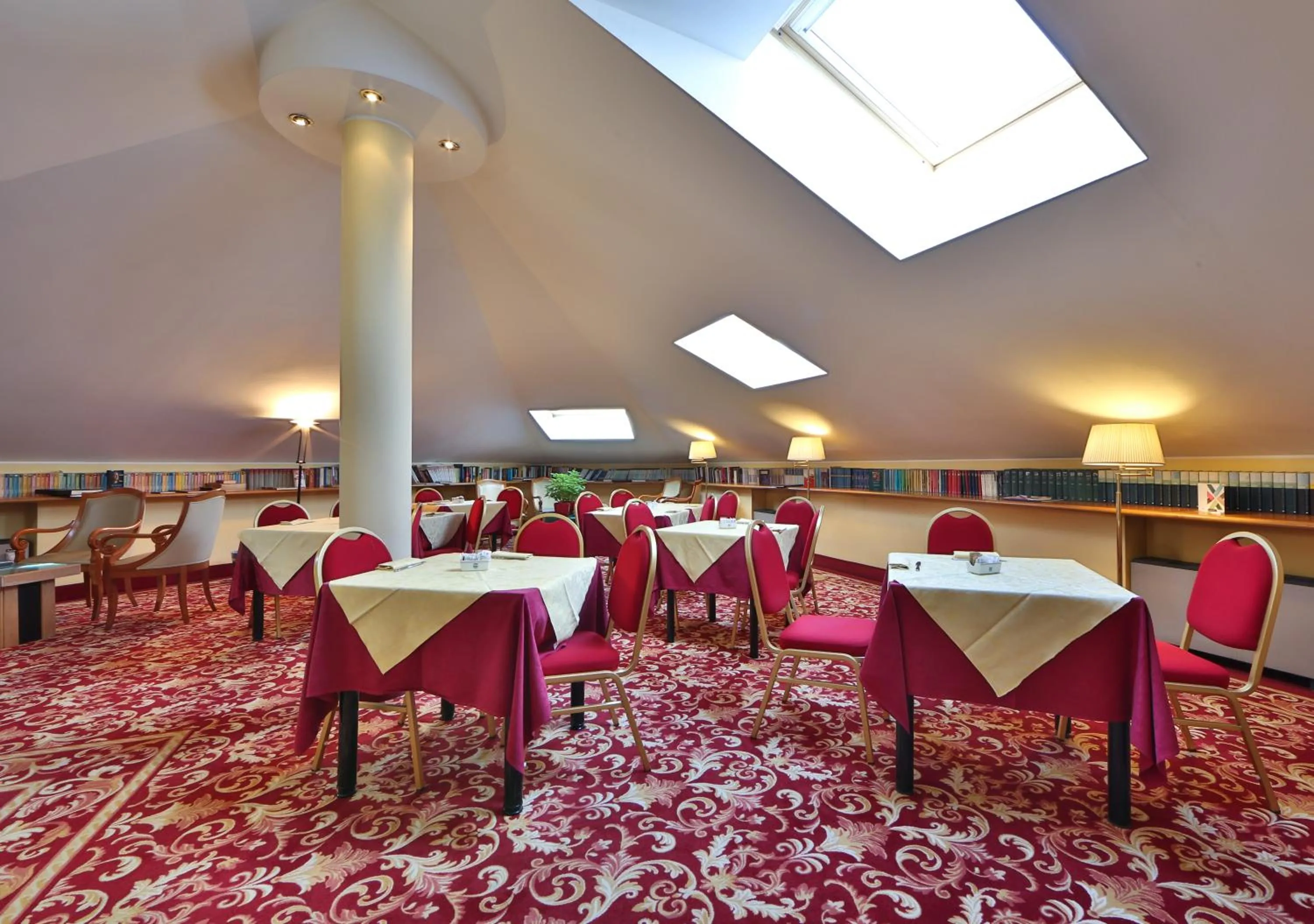 Restaurant/places to eat in Hotel Mirage Sure Hotel Collection by Best Western