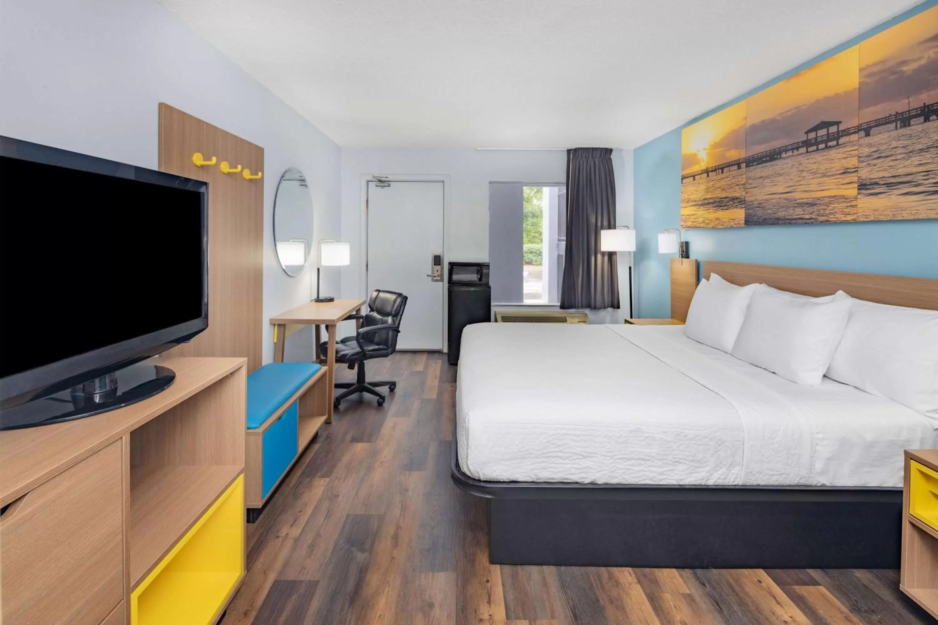 Photo of the whole room, Bed in Days Inn by Wyndham Pensacola I-10