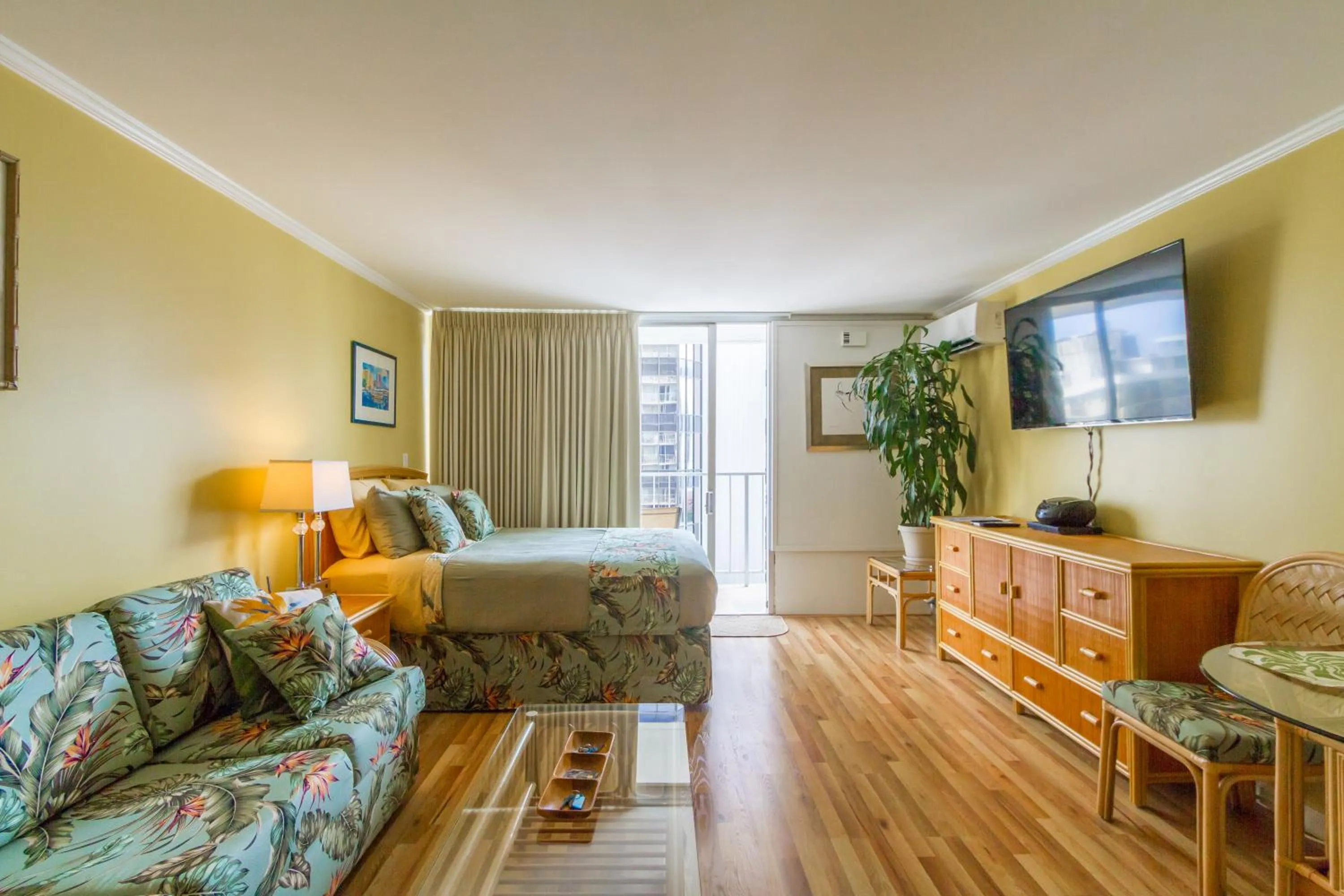 Day in Tropical Studios at Marine Surf Waikiki - FREE PARKING - BEST LOCATION - FULL KITCHEN - SWIMMING POOL