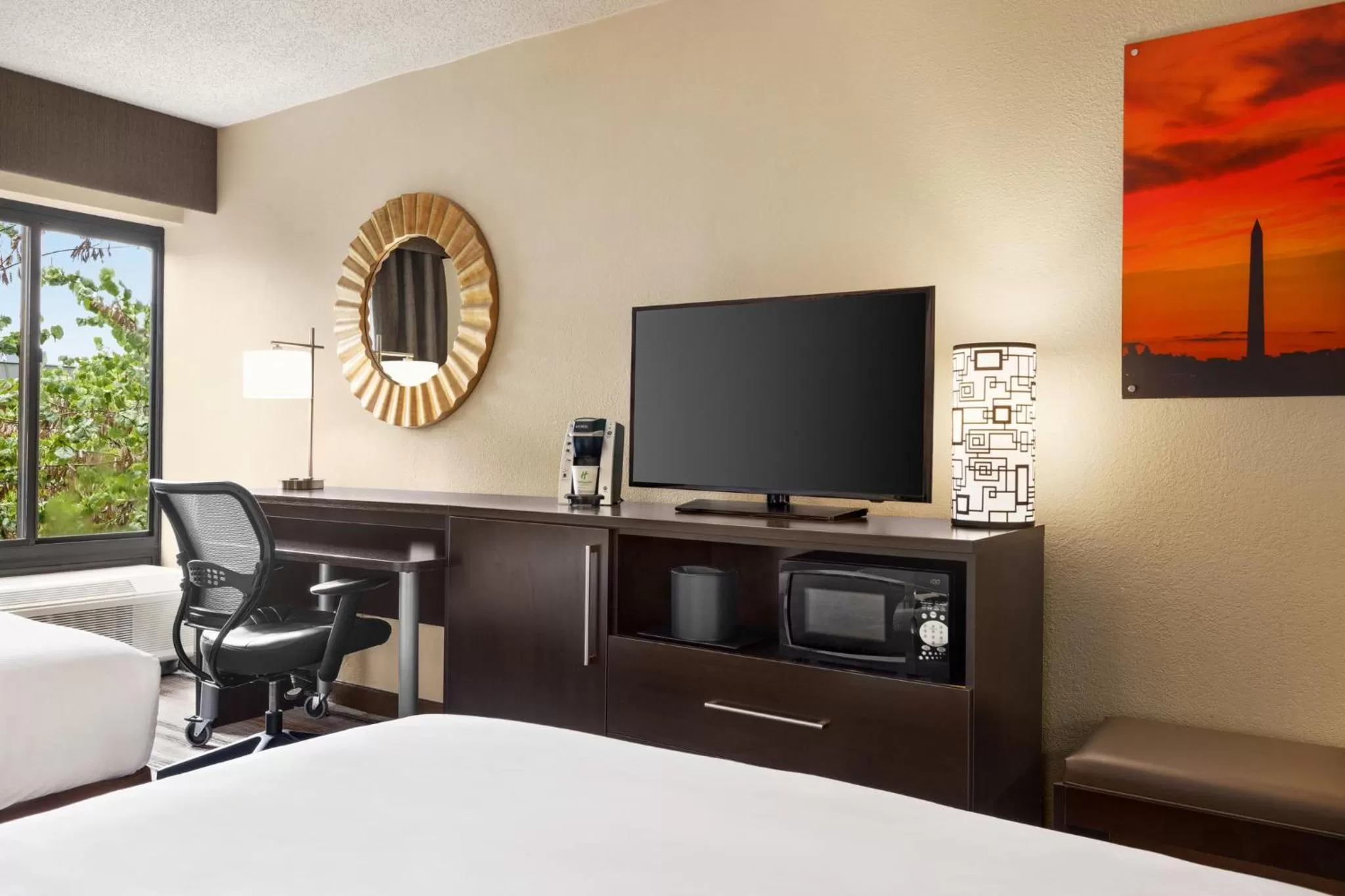 Photo of the whole room, Bed in Holiday Inn Washington-Dulles International Airport by IHG