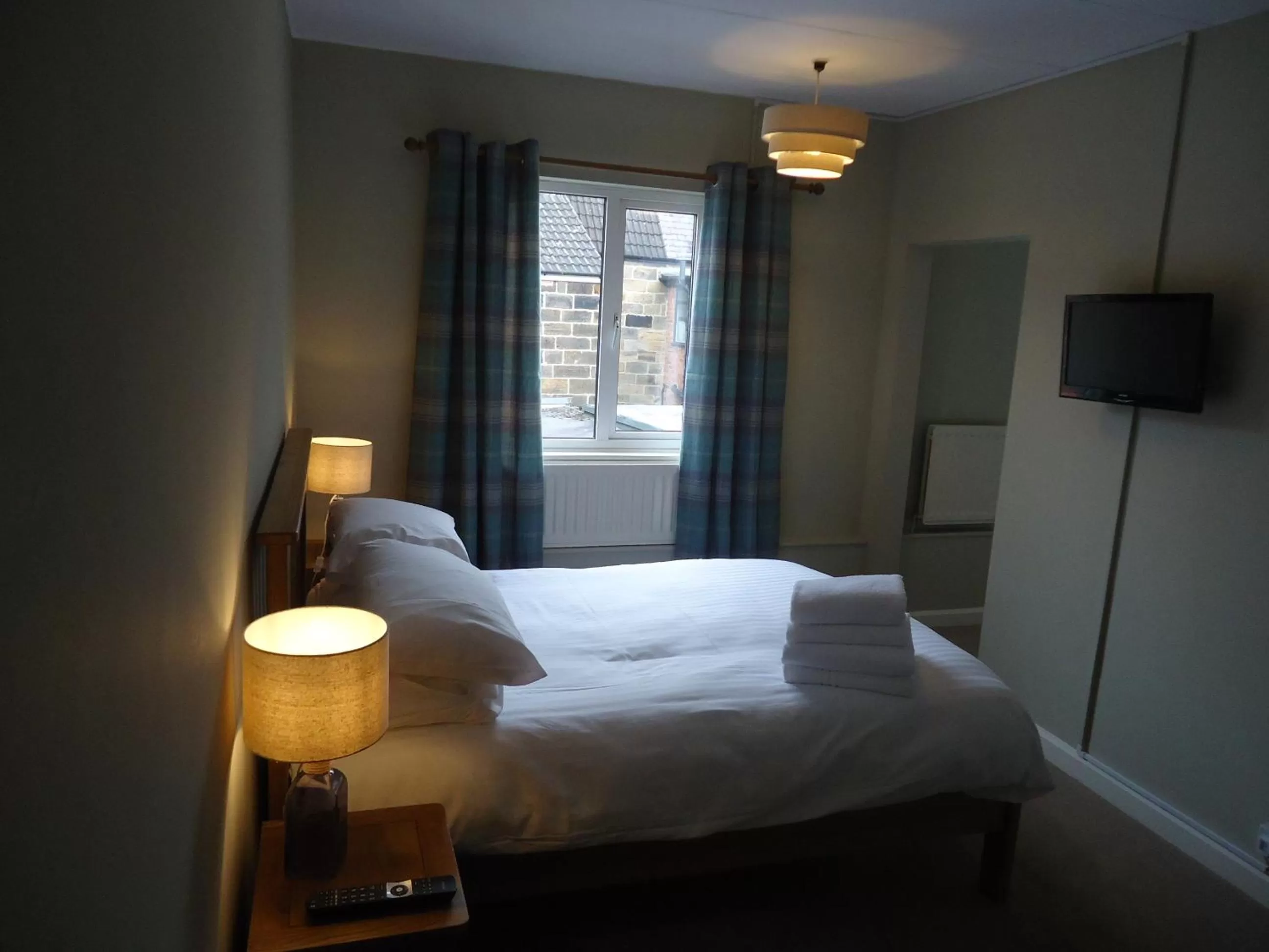 Photo of the whole room, Bed in Royal Oak Hotel