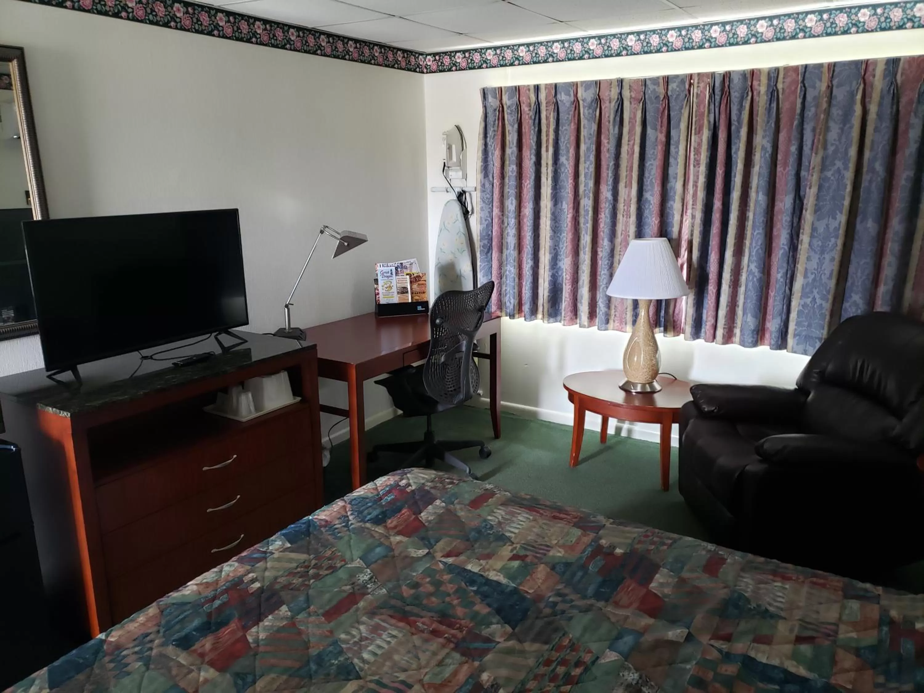 TV/Entertainment Center in Huntingdon Motor Inn