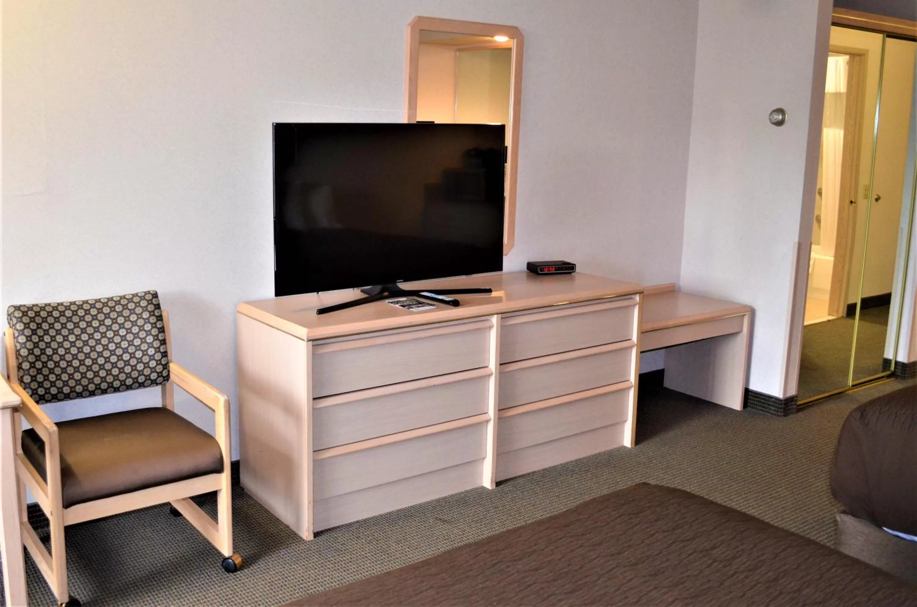 Communal lounge/ TV room, TV/Entertainment Center in Shilo Inns Suites The Dalles