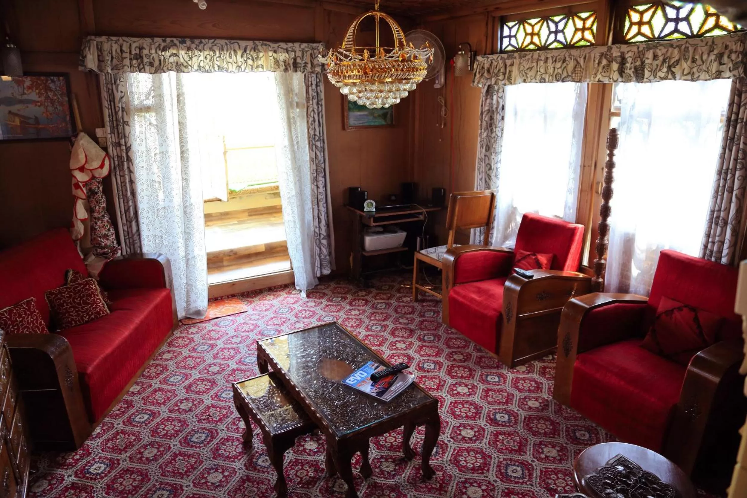 Seating area in Houseboat Zaindari Palace