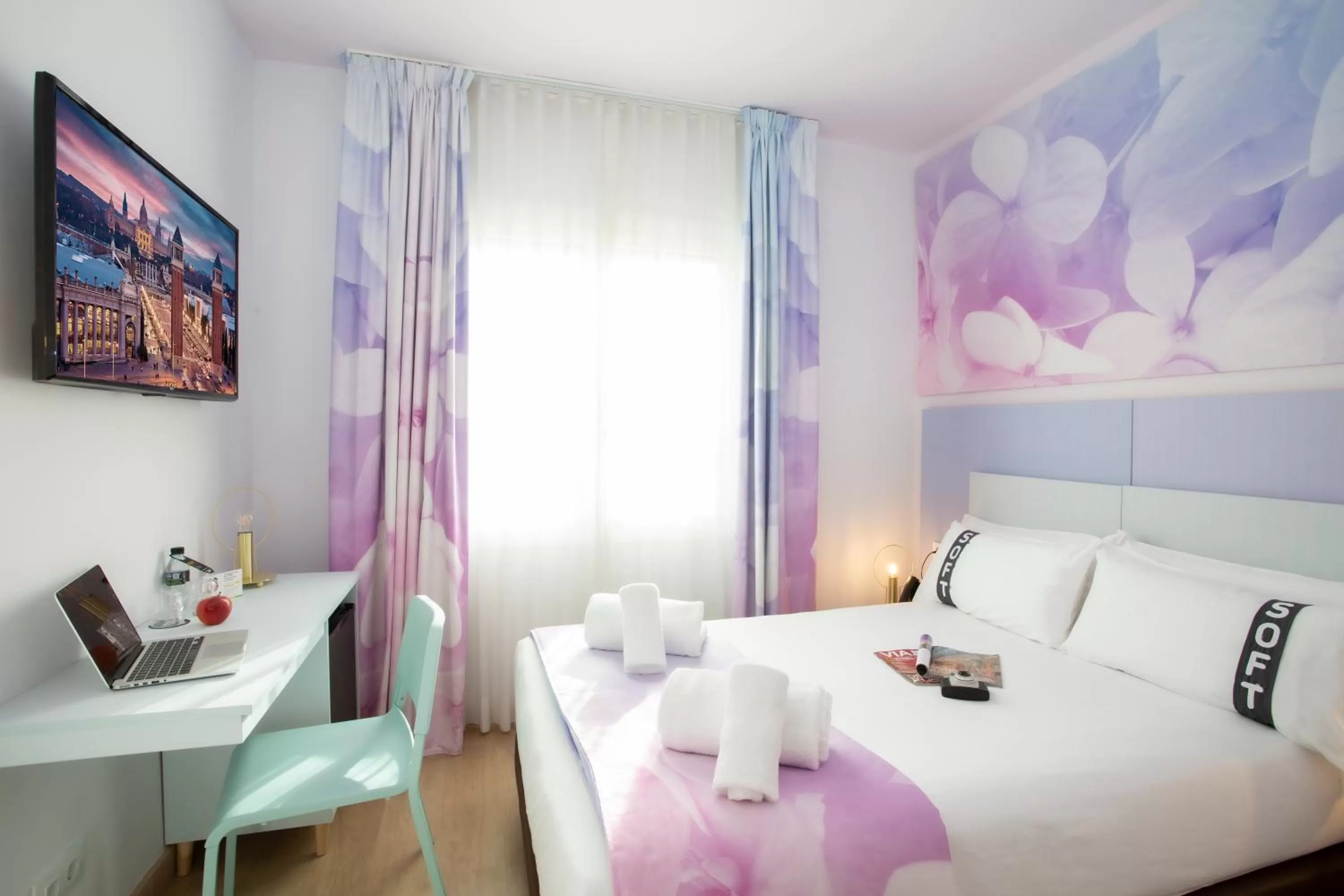 Photo of the whole room, Bed in Casual Colours Barcelona