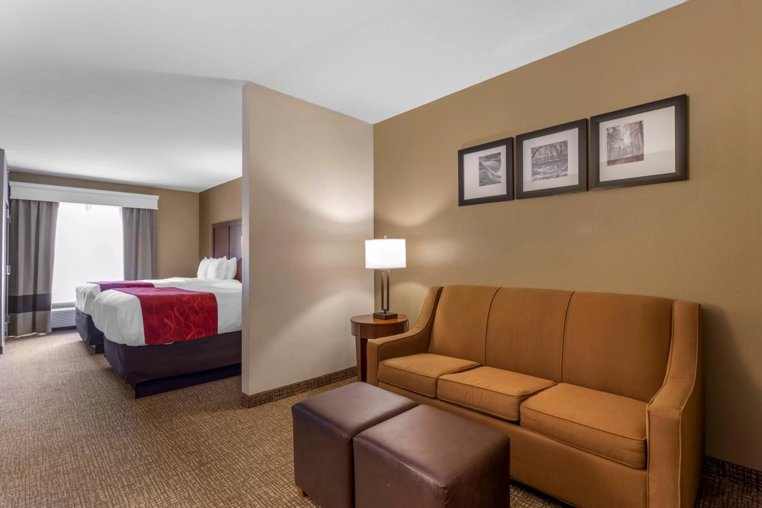 Living room, Bed in Comfort Suites Knoxville North