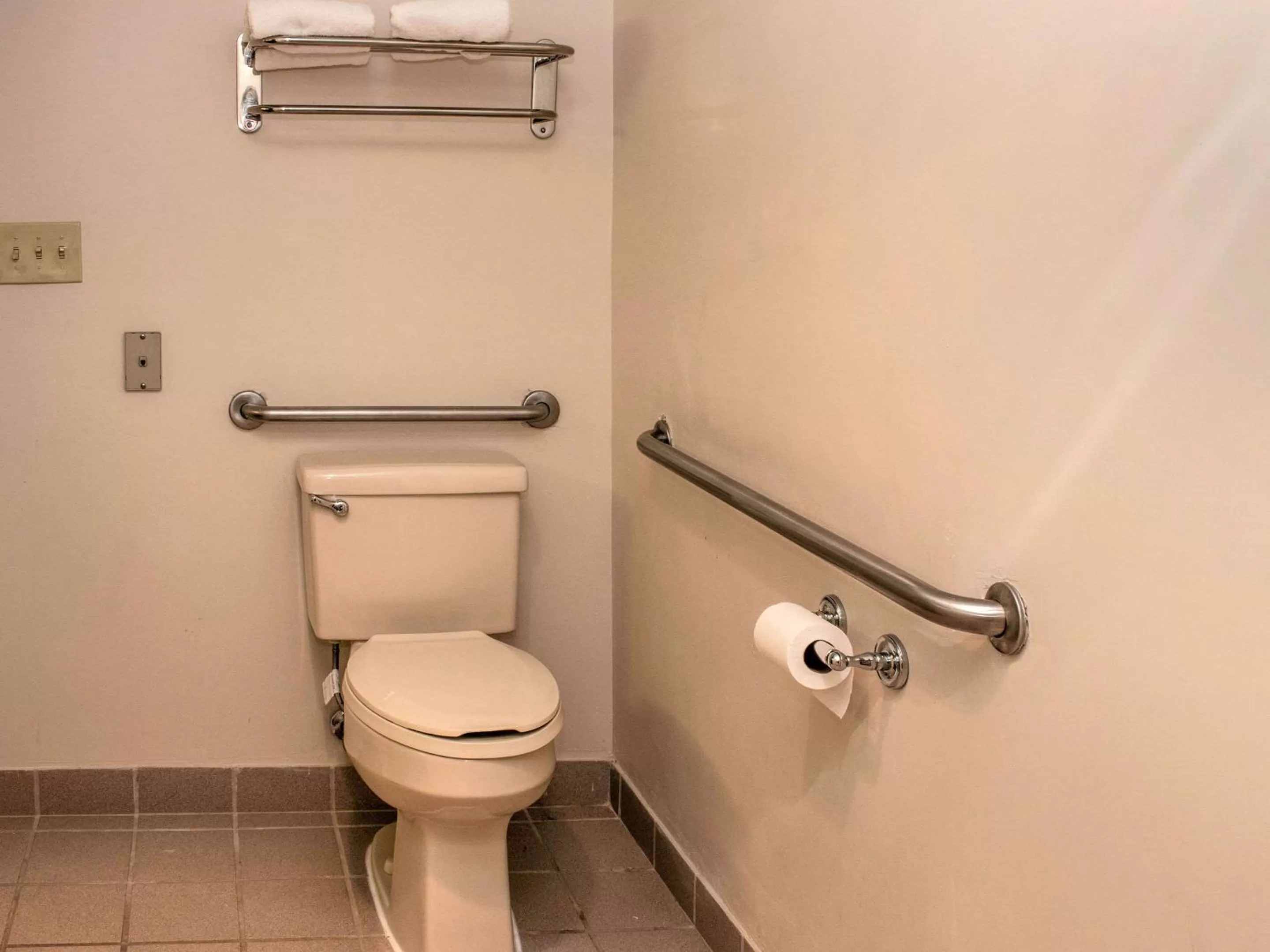 Toilet in Quality Suites Lake Wright - Norfolk Airport