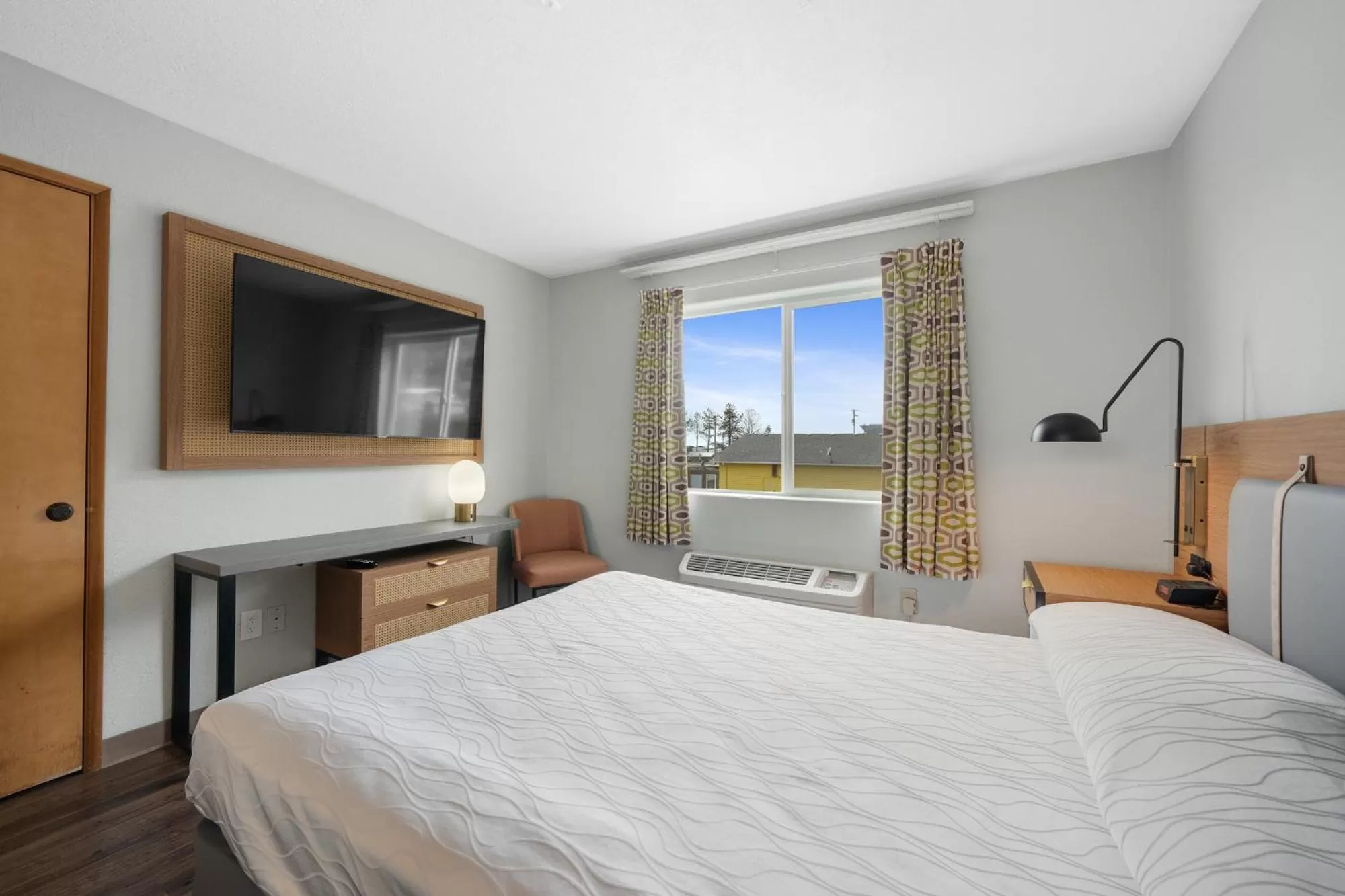 Bed in Garibaldi Inn at the Bay