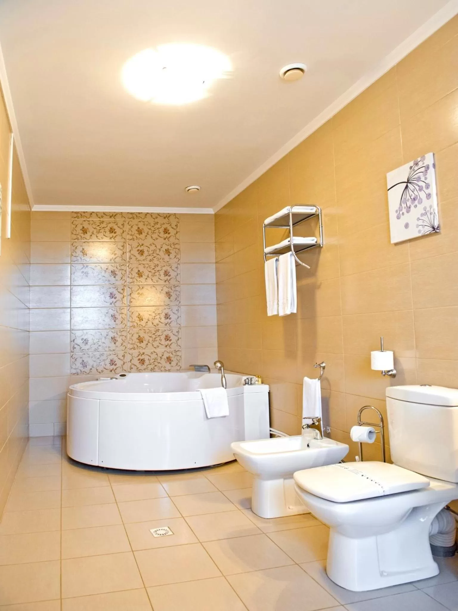 Hot Tub in Manhattan Hotel & Restaurant