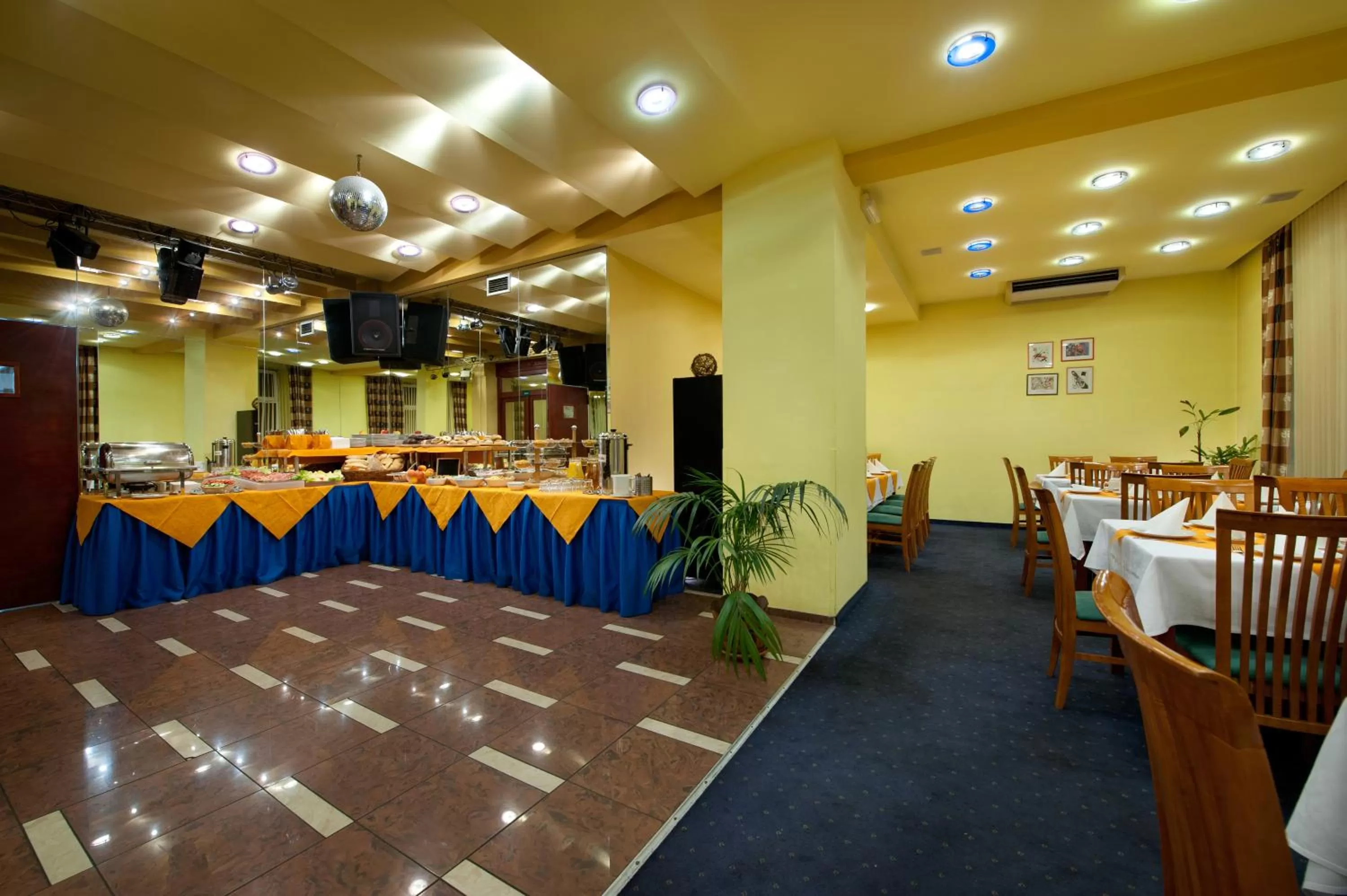 Restaurant/places to eat in Hotel Henrietta