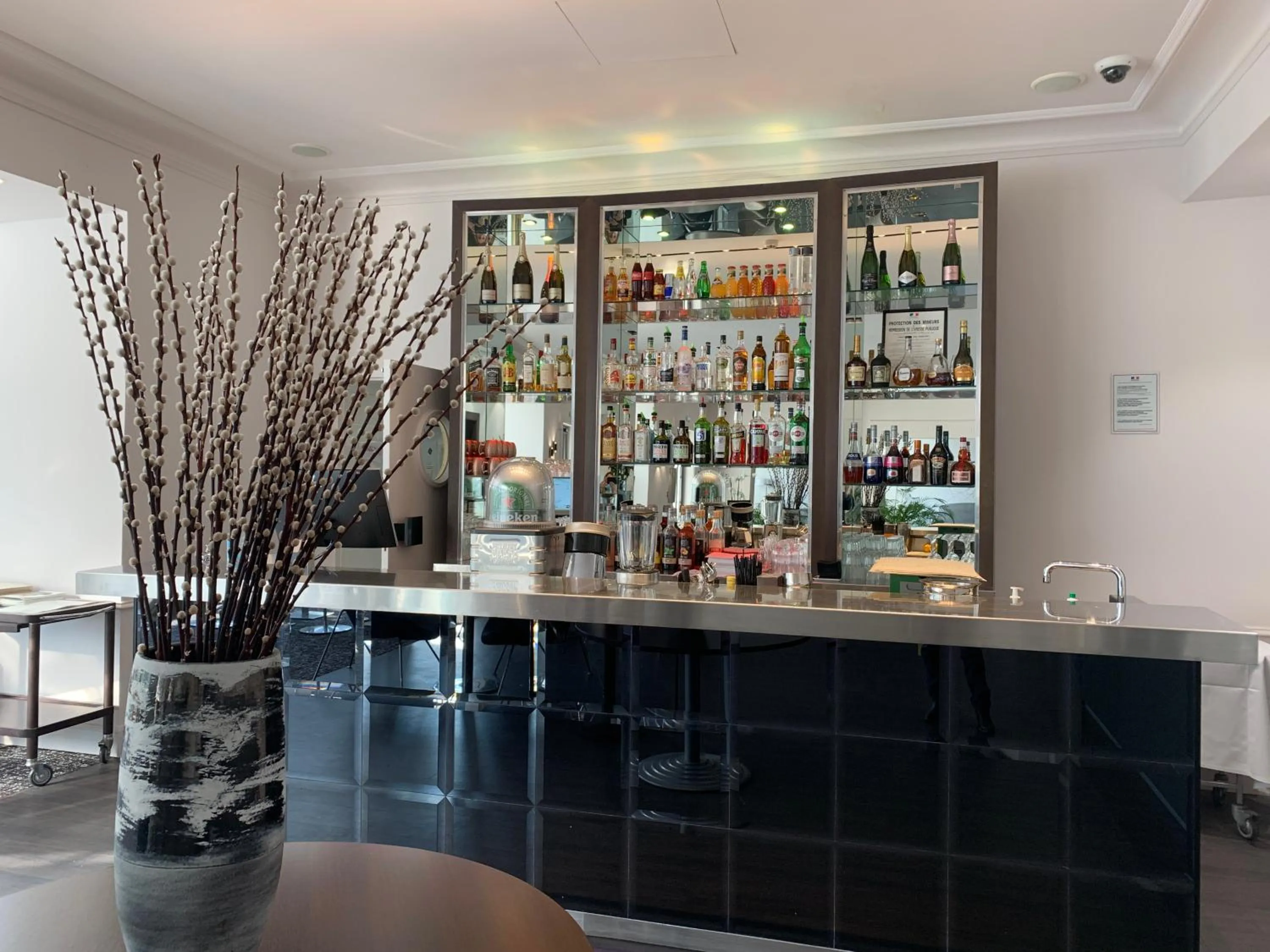 Lounge or bar in Hôtel Le Canberra