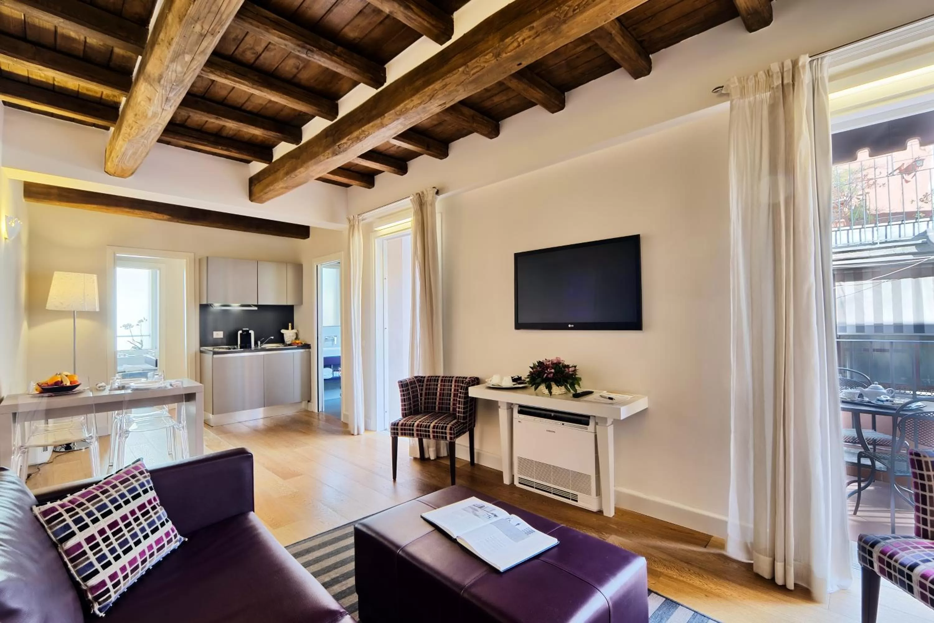 TV and multimedia in Trevi Palace Luxury Inn