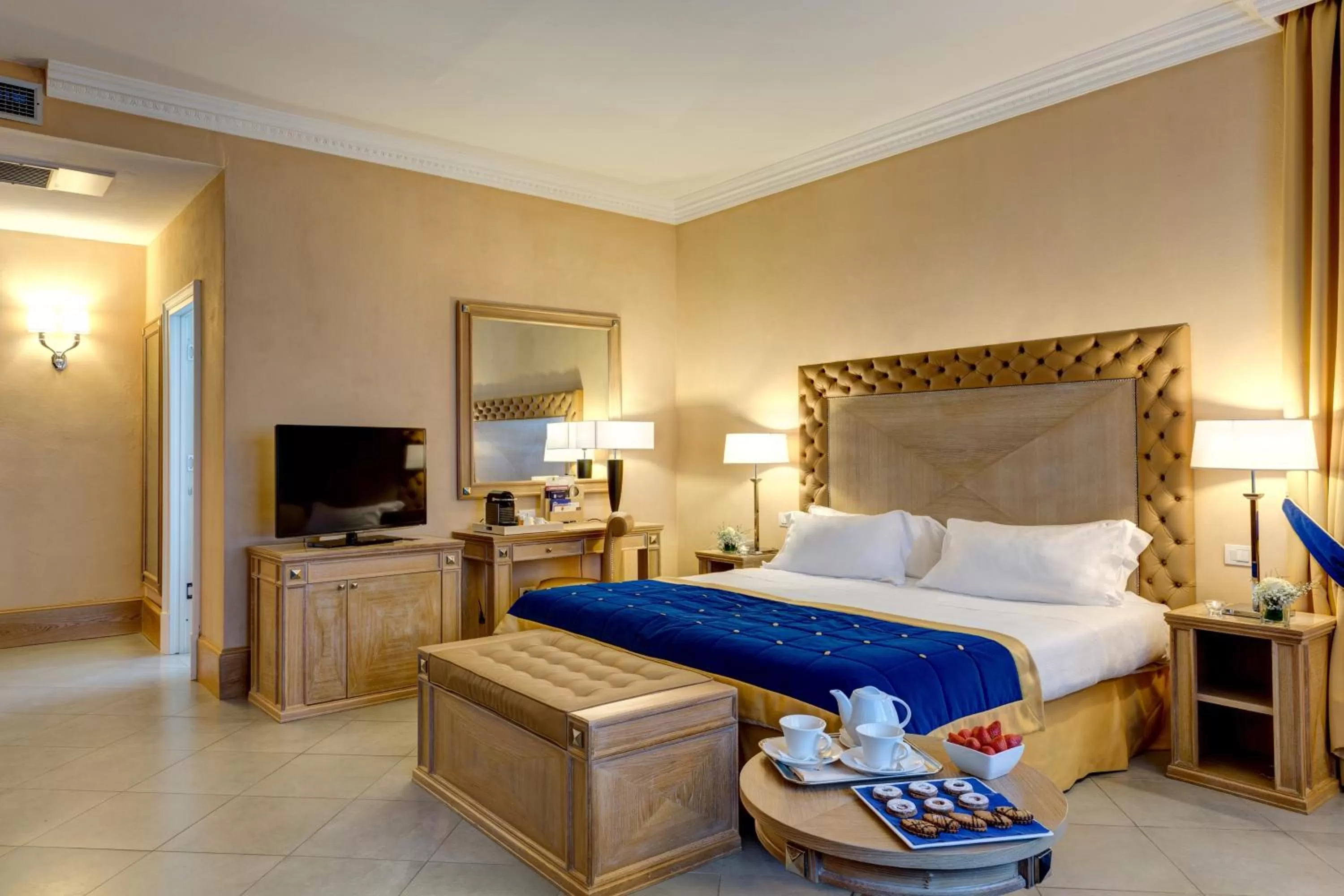 TV and multimedia, Bed in Villa Tolomei Hotel & Resort