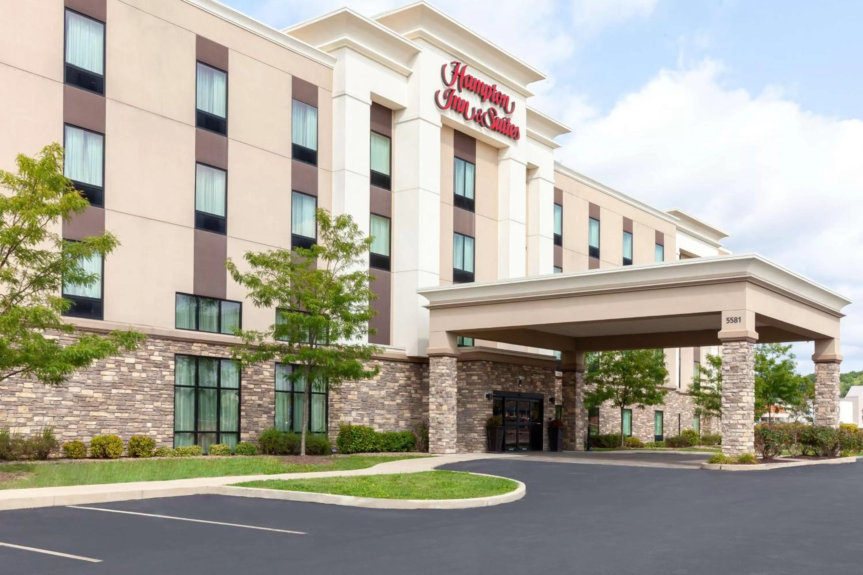 Property building in Hampton Inn & Suites Niles/Warren, OH