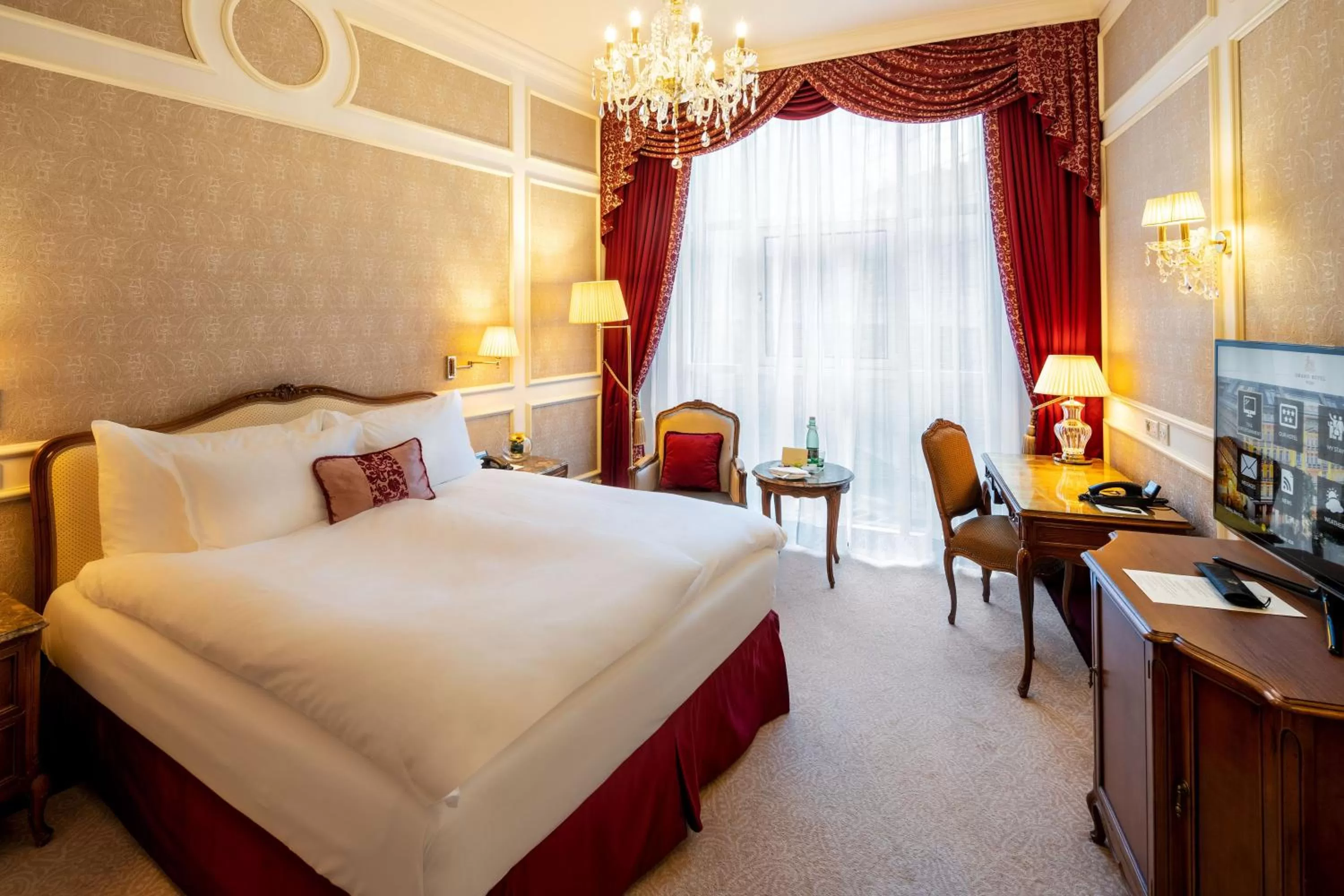 Photo of the whole room, Bed in Grand Hotel Wien