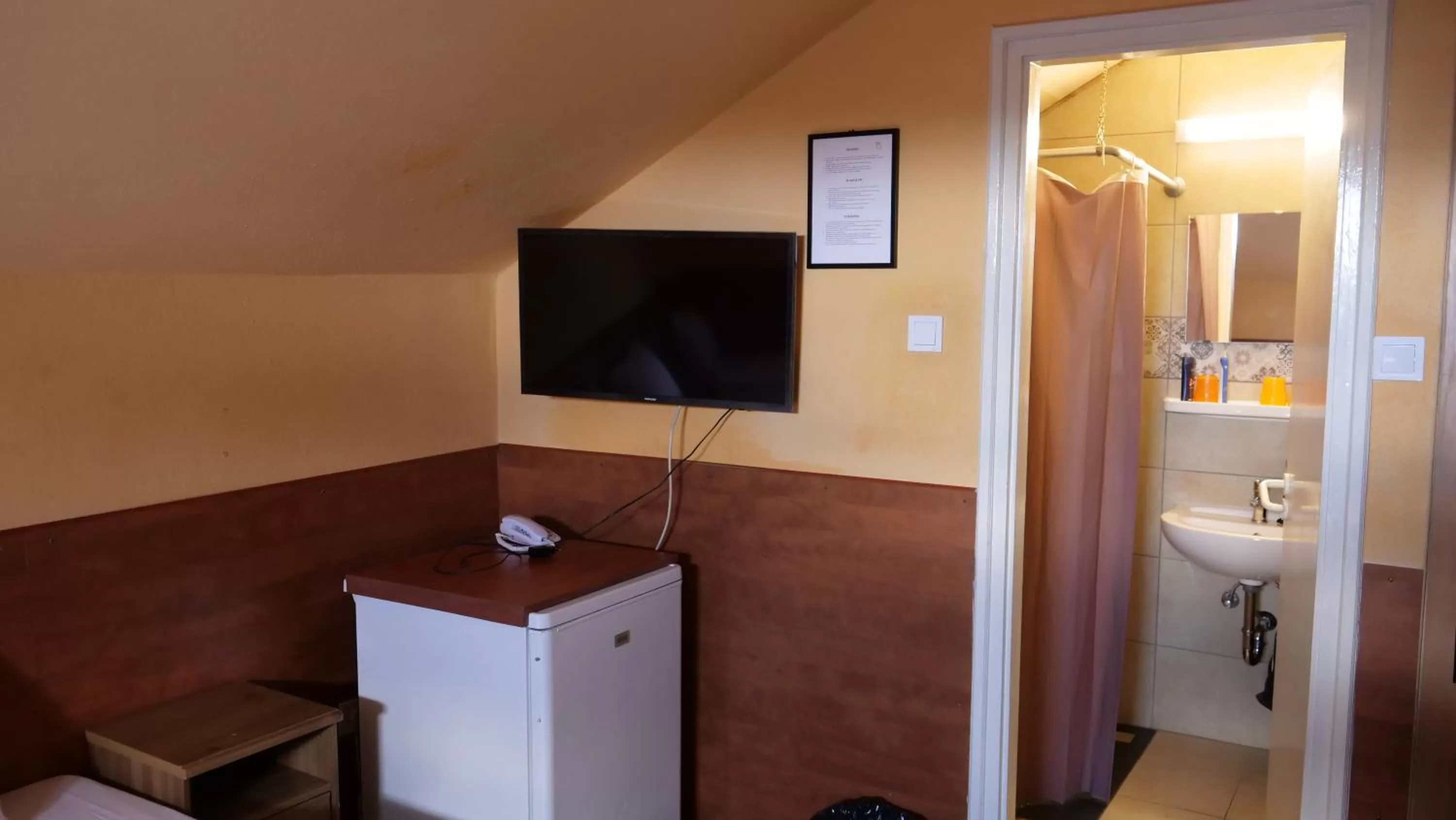 Shower in Attila Hotel Budapest