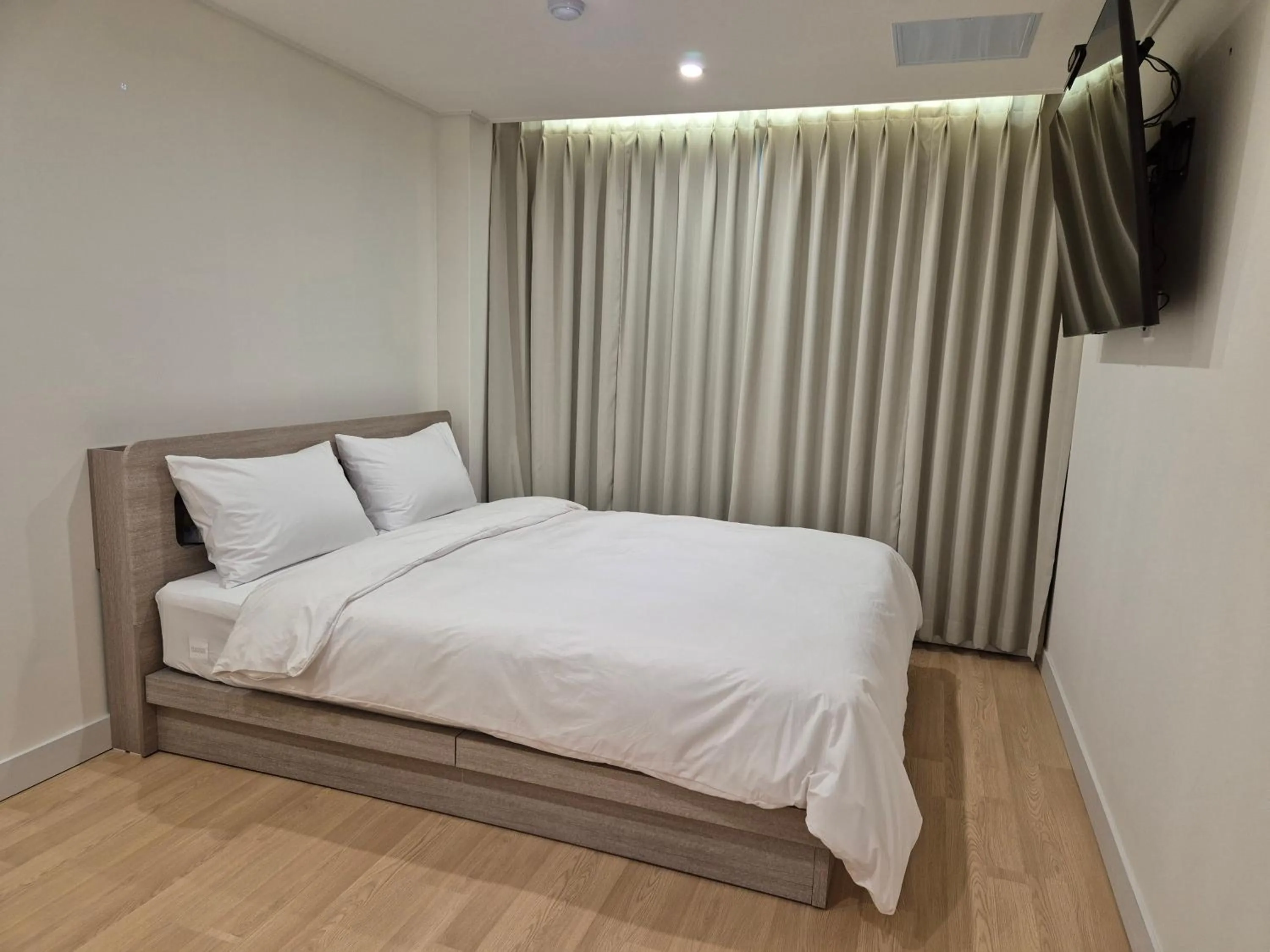 Property building, Bed in Gwang Jang Hotel