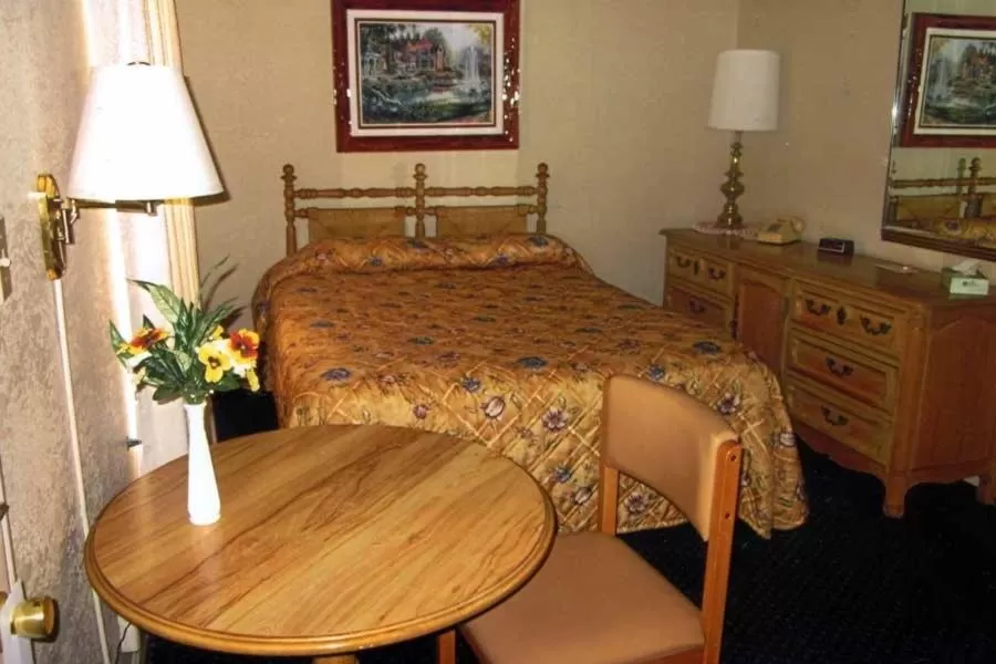 Photo of the whole room, Bed in Color Country Motel