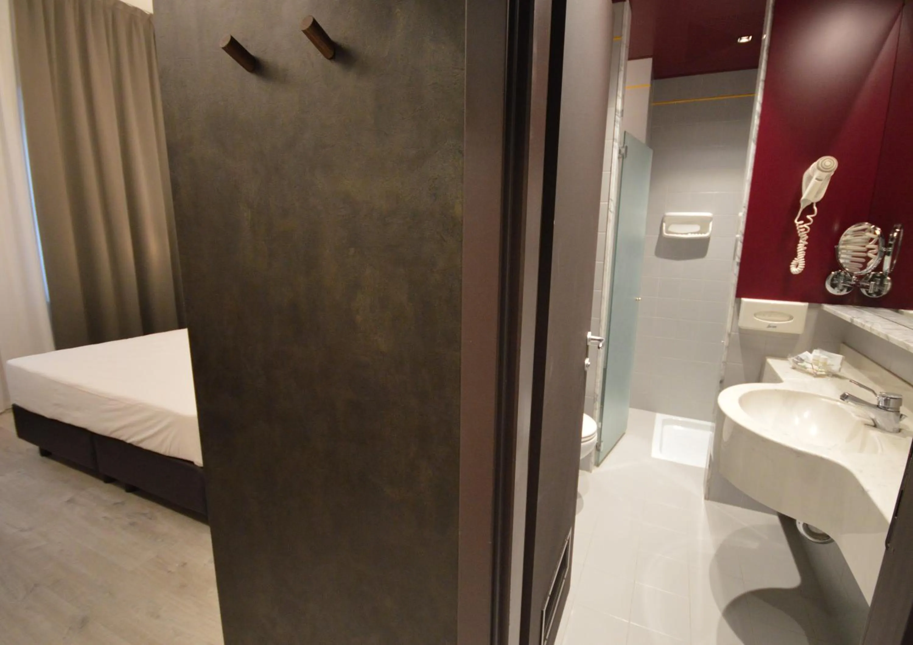 Bathroom, Bed in Hotel Friuli