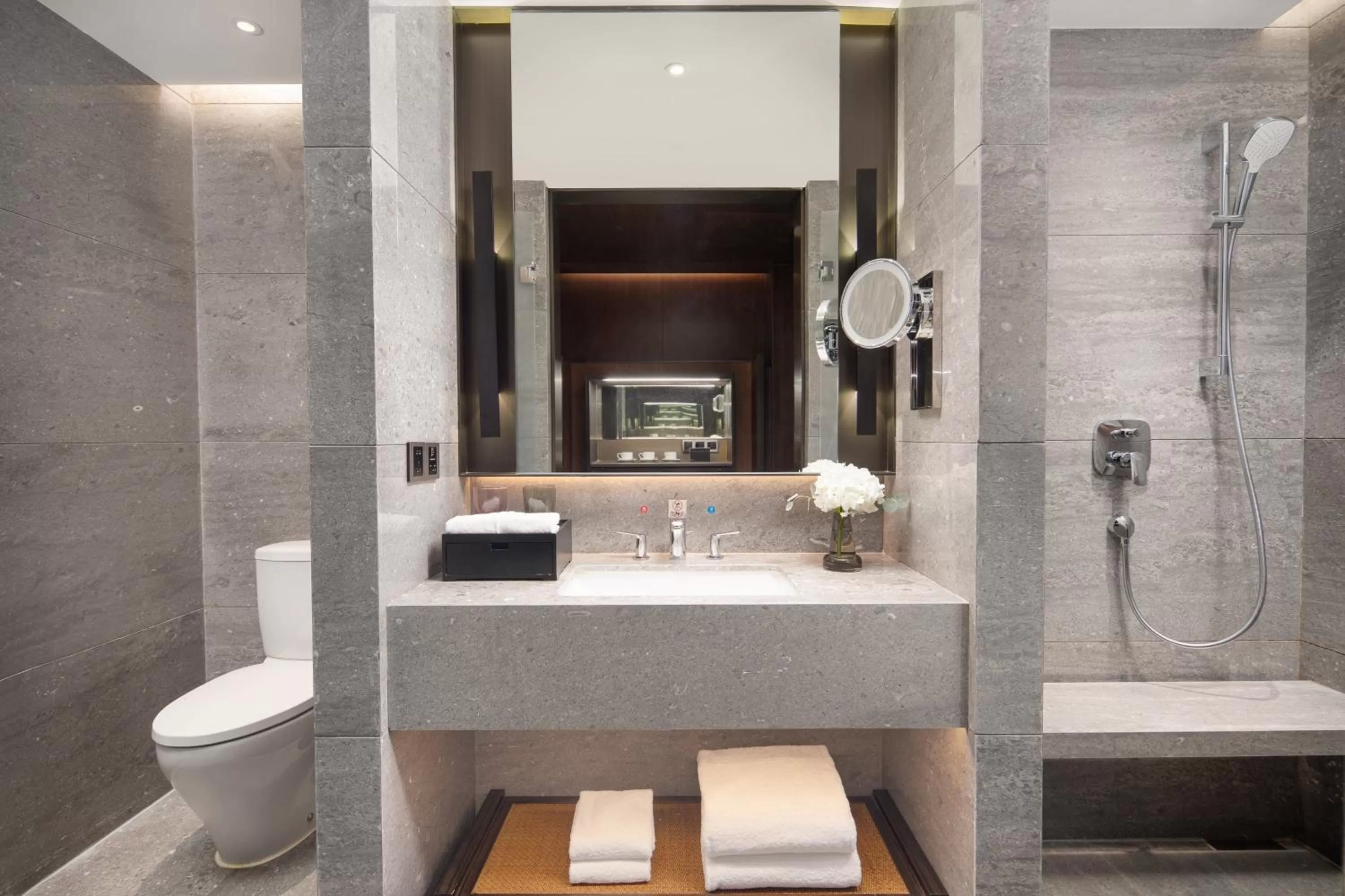 Bathroom in HUALUXE Xi'an Tanghua by IHG