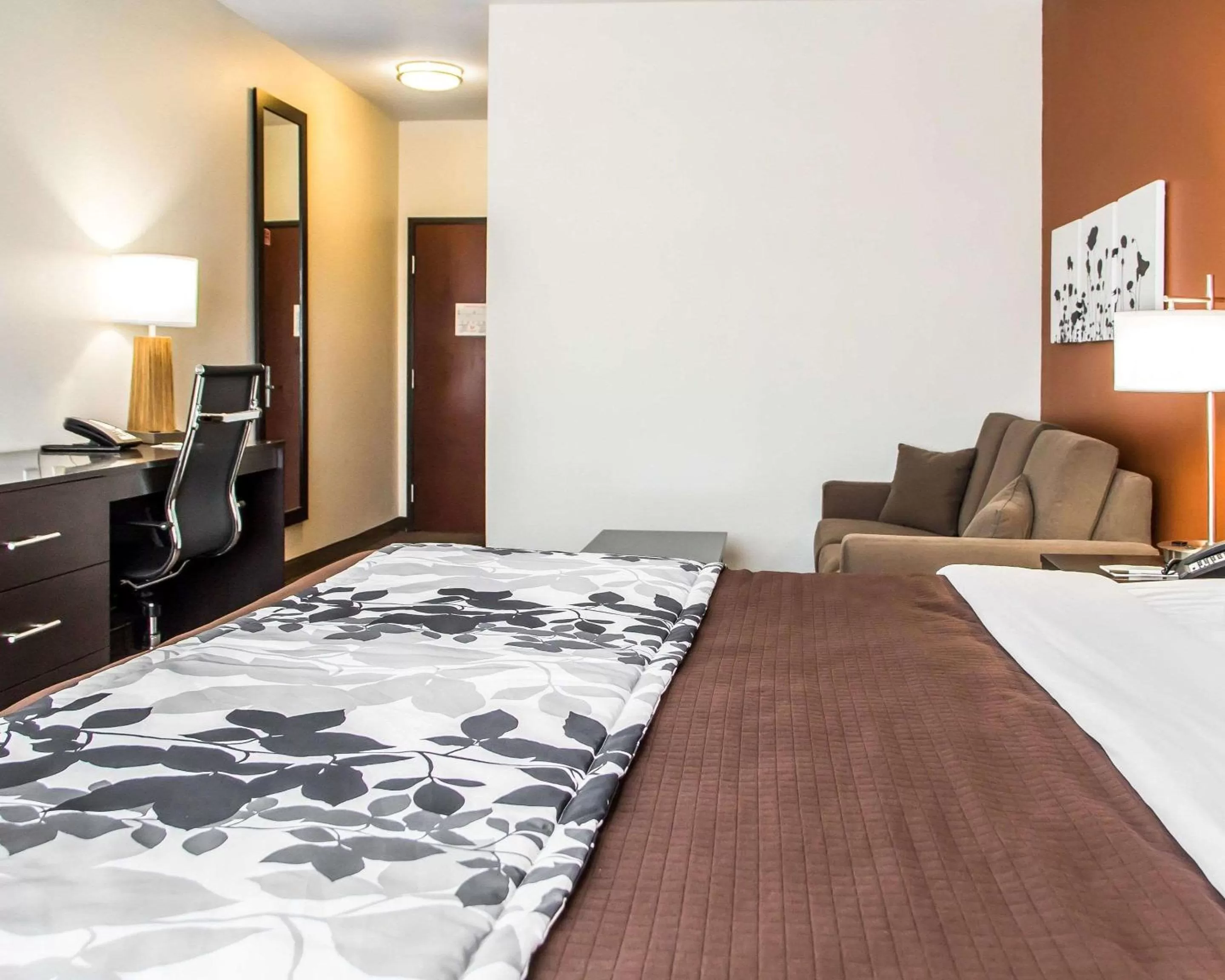 Photo of the whole room, Bed in Sleep Inn & Suites Blackwell I-35