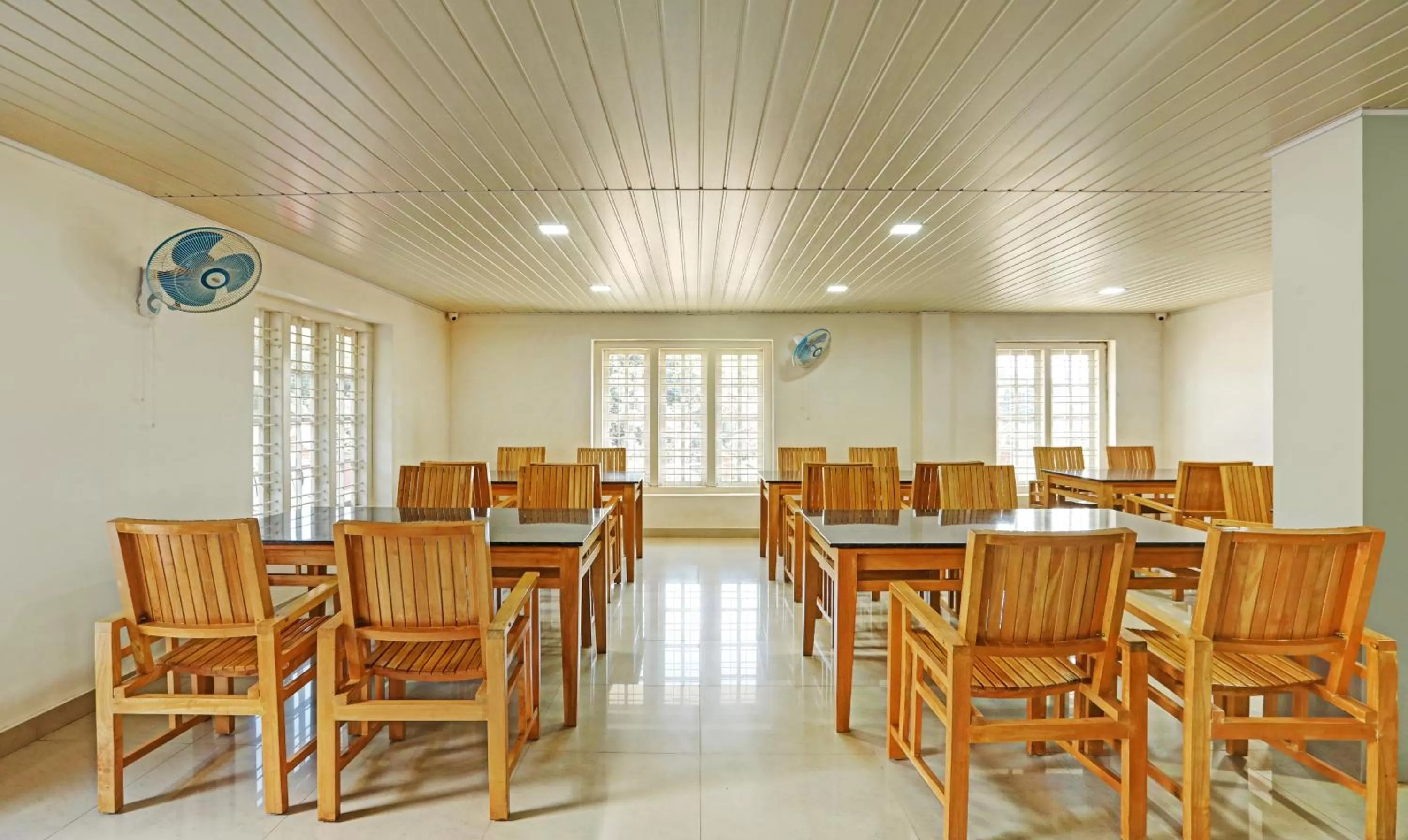 Restaurant/places to eat in Treebo Trend Yajna Comforts