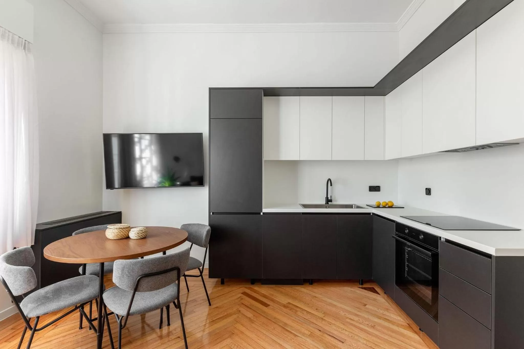 Kitchen or kitchenette, Kitchen/Kitchenette in ZOIA The Met by UPSTREET