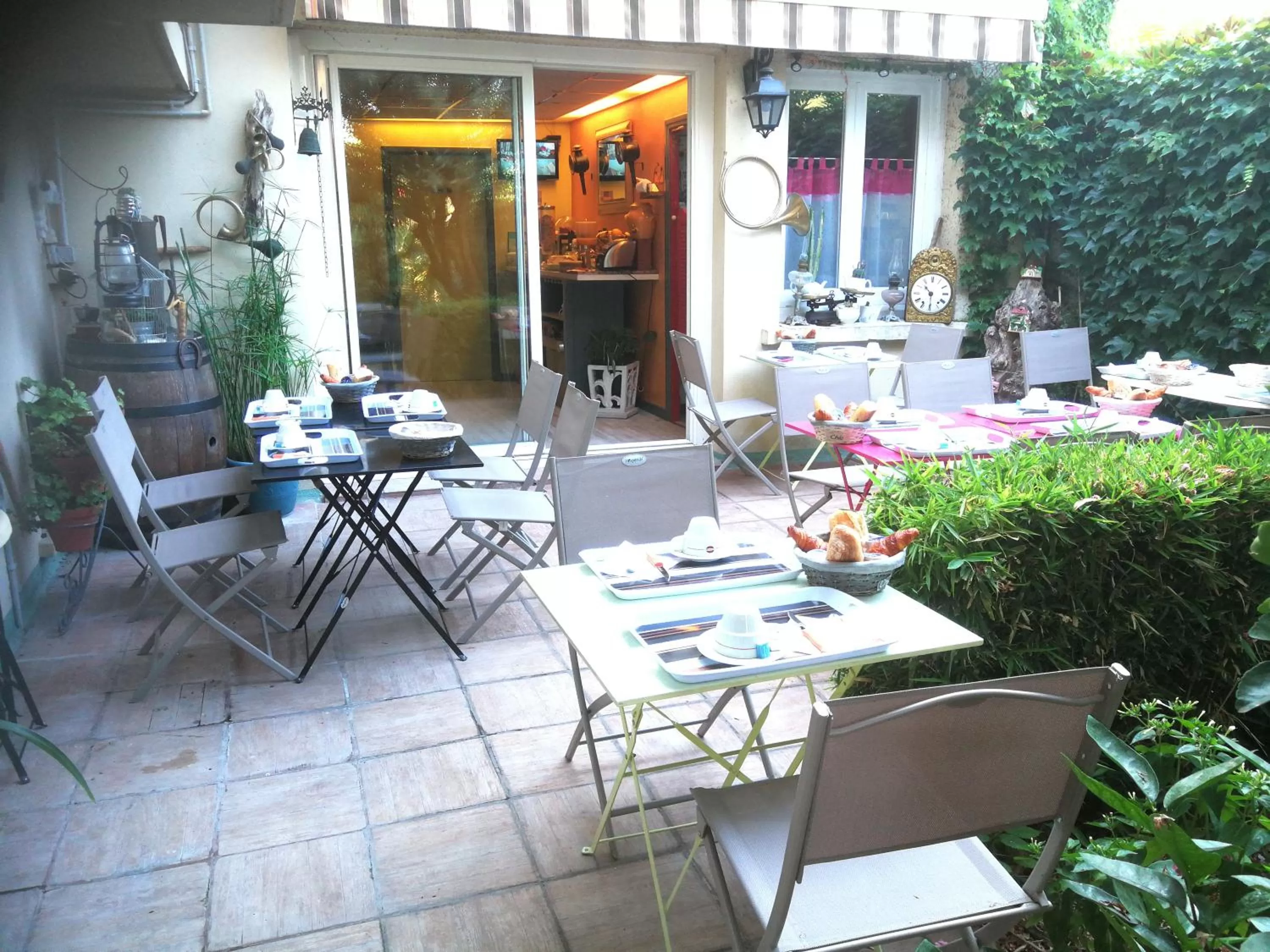 Patio in Hôtel du Tricastin